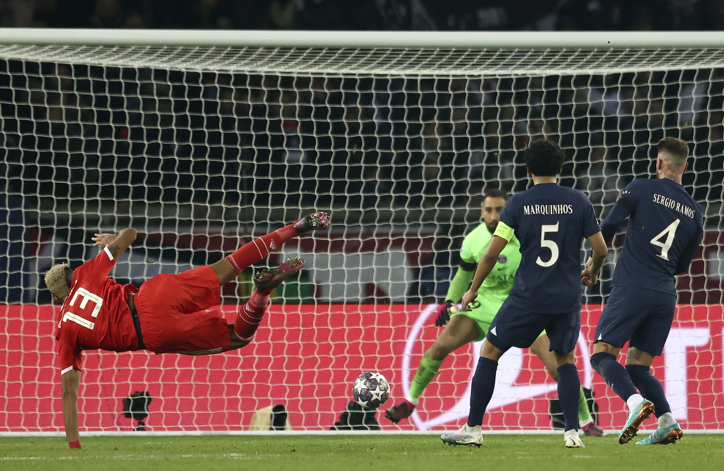 epa10467323 Eric Maxim Choupo-Moting (L) of Bayern Munich in action during the UEFA Champions League Round of 16, 1st leg match between Paris Saint-Germain and Bayern Munich in Paris, France, 14 February 2023.  EPA-EFE/MOHAMMED BADRA