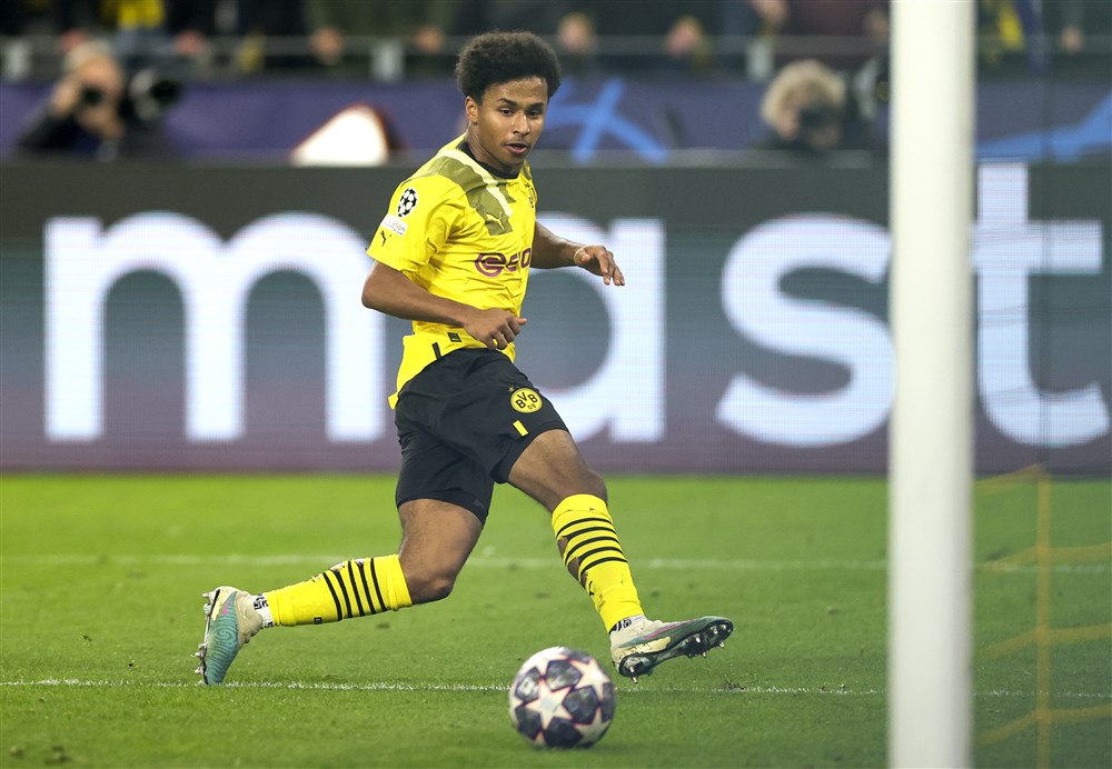 epa10469266 Karim Adeyemi of Dortmund scores the 1-0 lead during the UEFA Champions League Round of 16, 1st leg match between Borussia Dortmund and Chelsea FC in Dortmund, Germany, 15 February 2023.  EPA-EFE/Friedemann Vogel