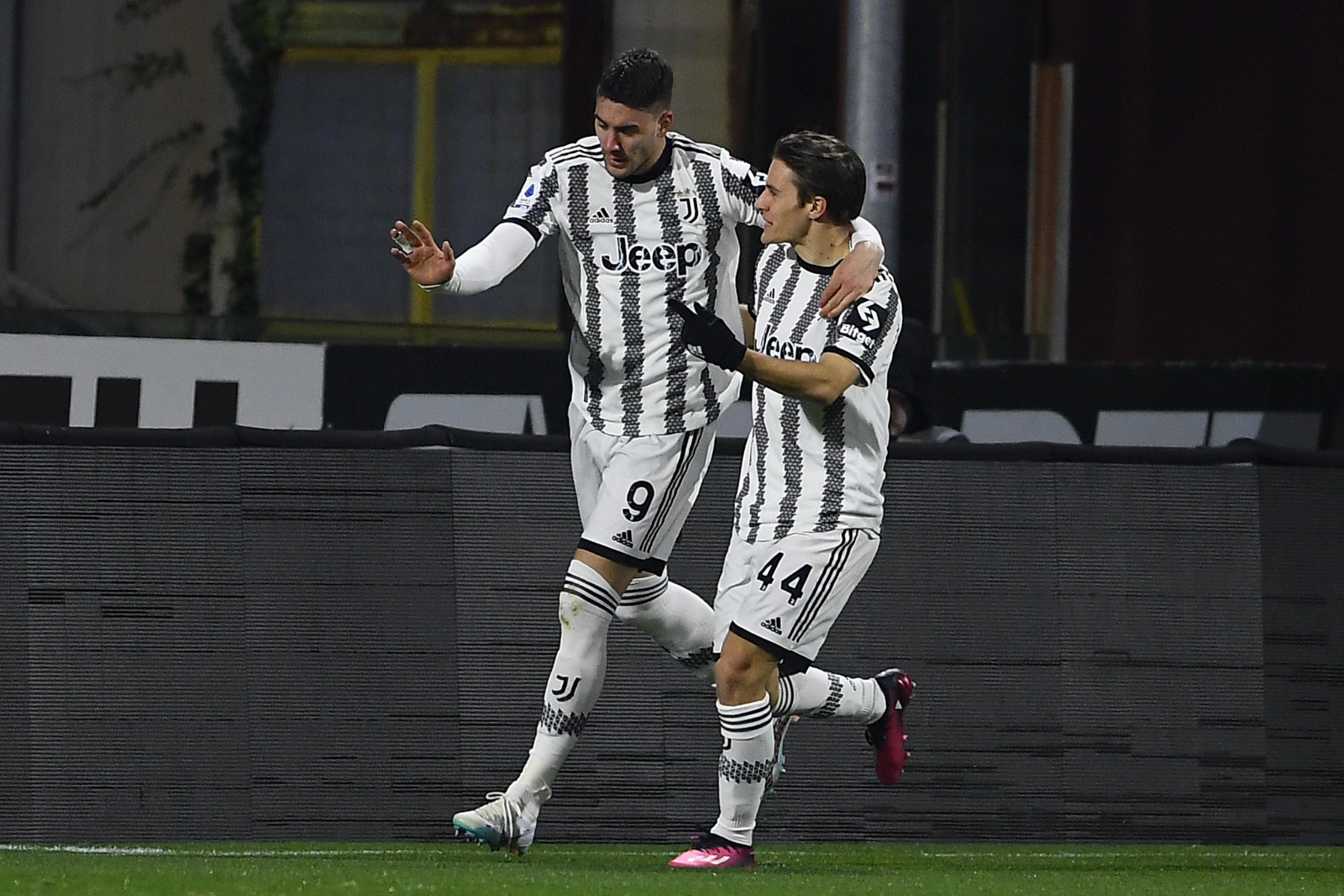 epa10453464 Juventus's Dusan Vlahovic (L) jubilates with his teammates after scoring the 3-0 during the Italian Serie A soccer match US Salernitana vs Juventus FC at the Arechi stadium in Salerno, Italy, 07 February 2023.  EPA-EFE/MASSIMO PICA