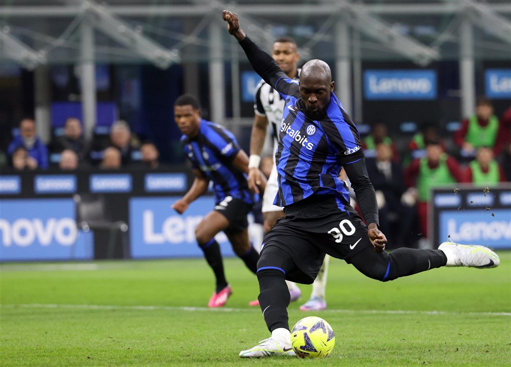 epa10476016 Inter Milan’s Romelu Lukaku scores the 1-0 goal during the Italian Serie A soccer match between FC Inter and Udinese, in Milan, 18 February 2023.  EPA-EFE/MATTEO BAZZI