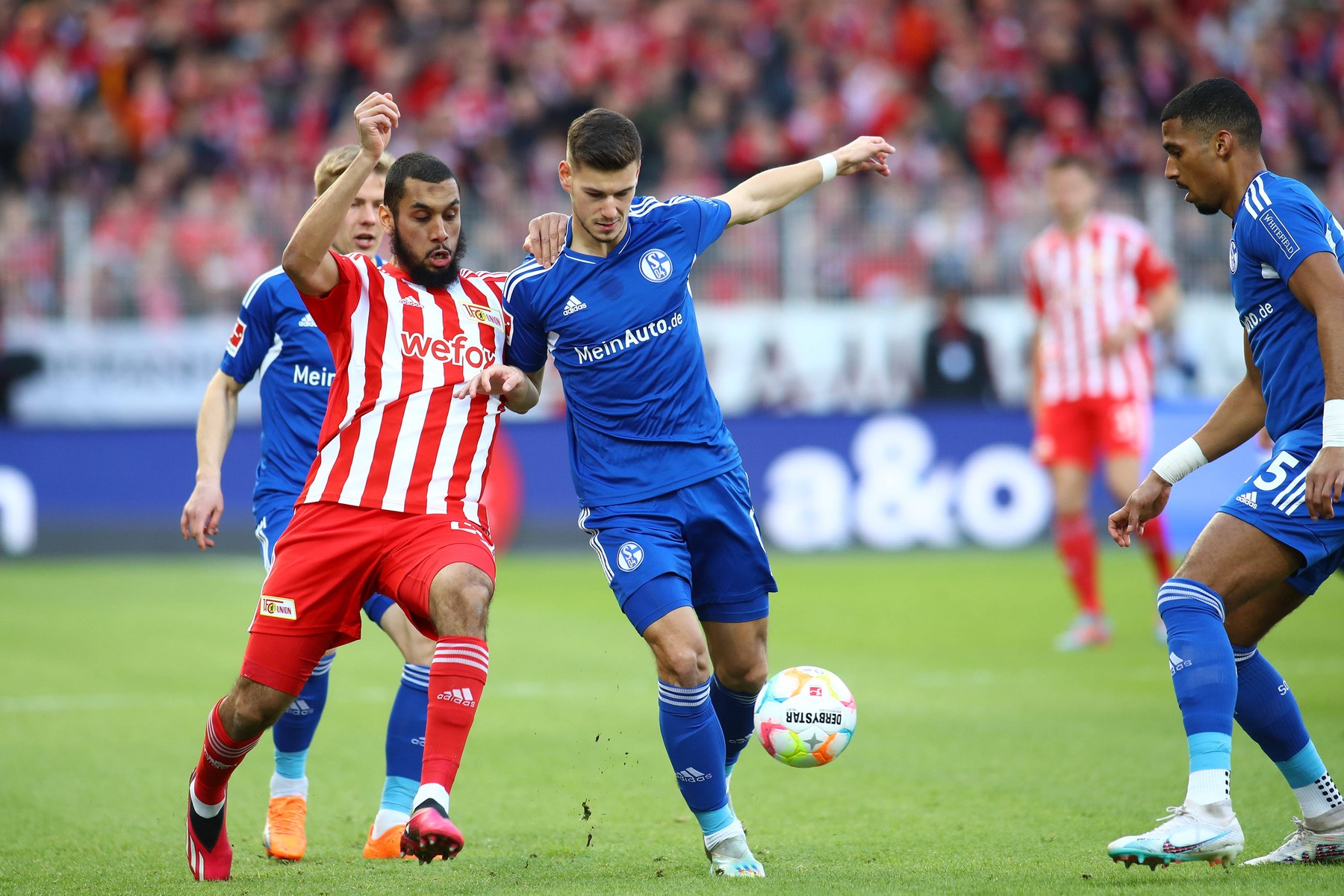 Berlin, Deutschland 19. Februar 2023: 1. BL - 2022/2023 - 1. FC Union Berlin vs. FC Schalke 04 Im Bild: v.l. im Zweikamp