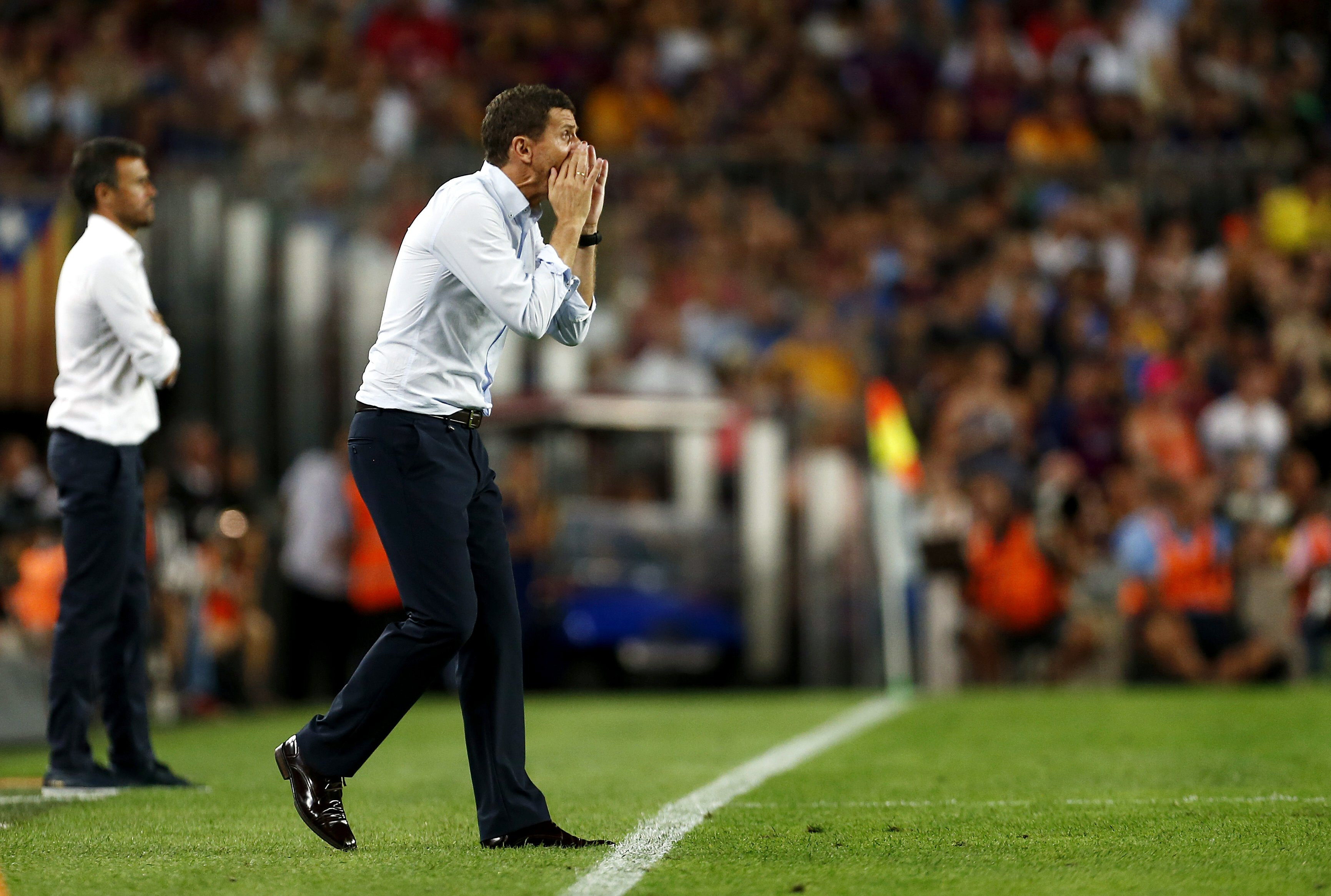 epa04904510 FC Barcelona's Spanish coach Luis Enrique (L) and Malaga CF's Javier Gracia Carlos, during their Spanish Primera Division soccer match at the Camp Nou stadium in Barcelona, northeastern Spain, 29 August 2015.  EPA/Alejandro Garcia