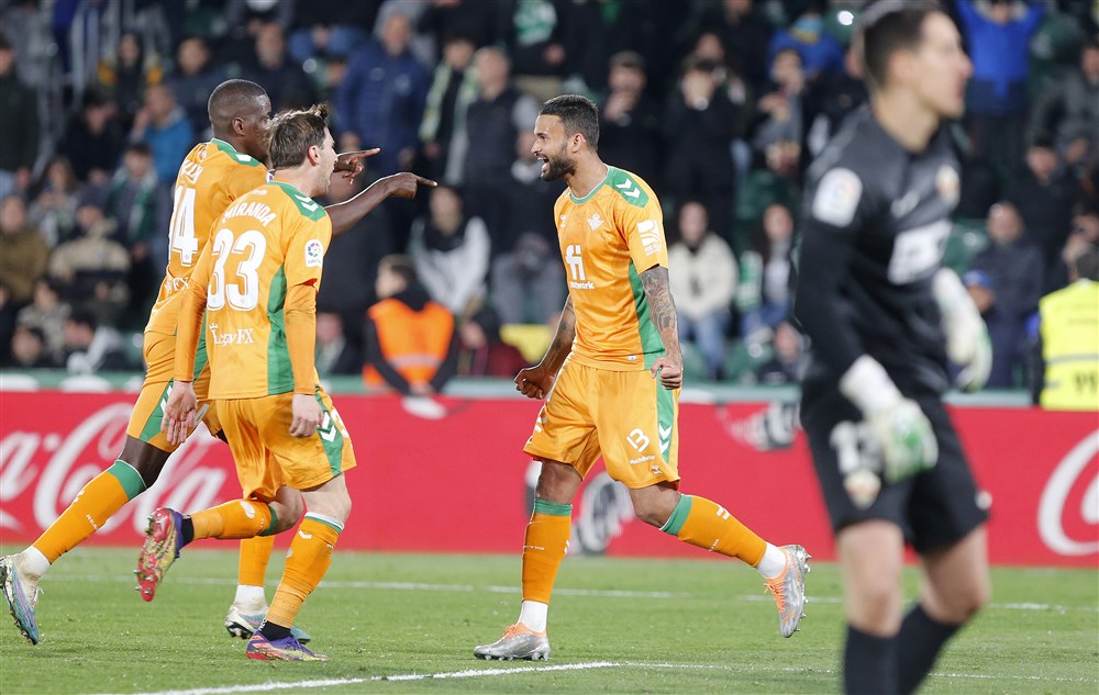 epa10489256 Real Betis´ Willian Jose (3-L) celebrates his goal during the Spanish LaLiga soccer match between Elche and Real Betis at Martinez Valero stadium in Elche, eastern Spain, 24 February 2023.  EPA-EFE/Manuel Lorenzo