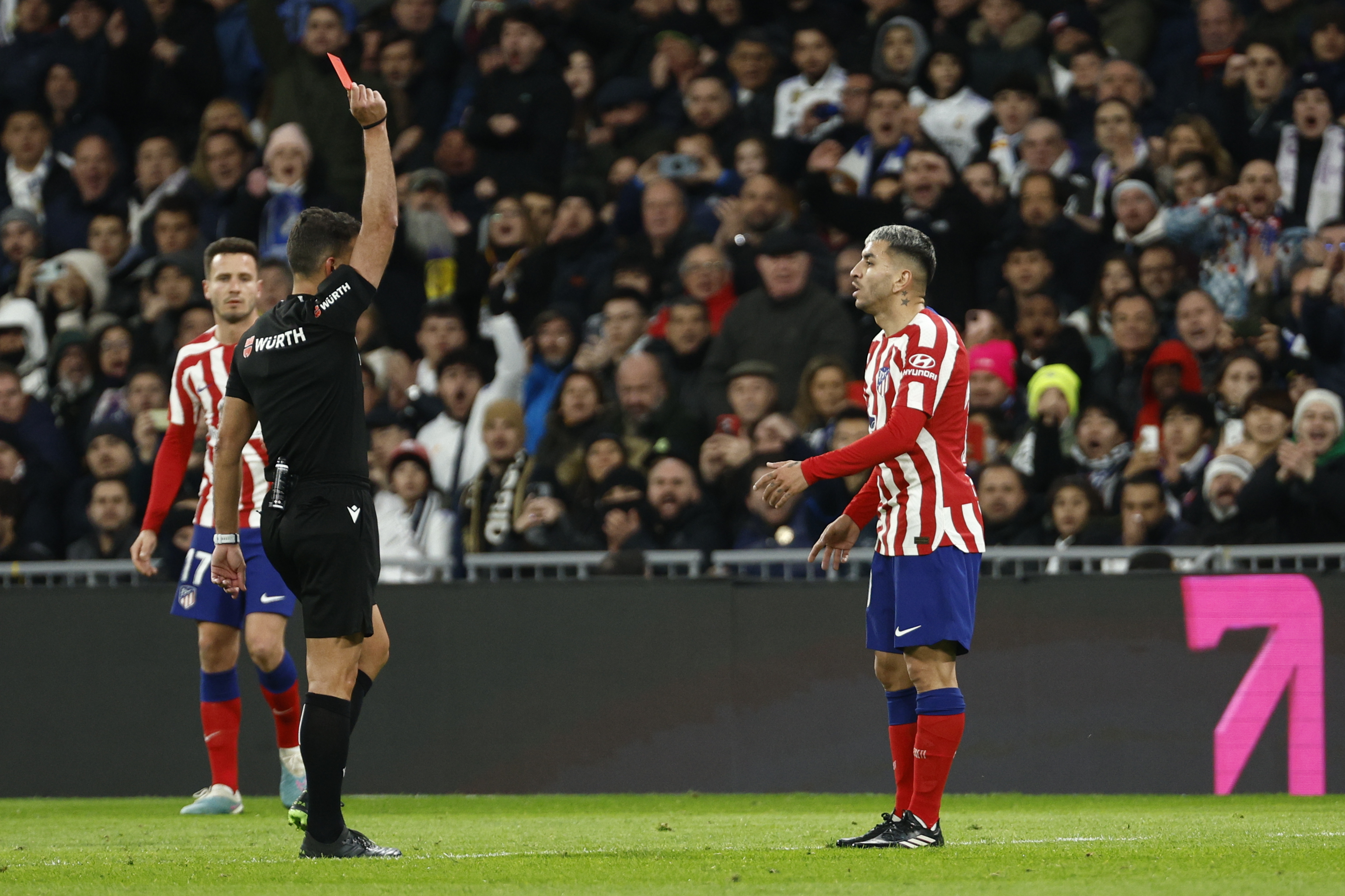epa10491104 Spanish referee Gil Manzano (L) shows Atletico Madrid's Angel Correa a red card during the Spanish LaLiga soccer match between Real Madrid and Atletico Madrid, in Madrid, Spain, 25 Ferbuary 2023.  EPA-EFE/RODRIGO JIMENEZ