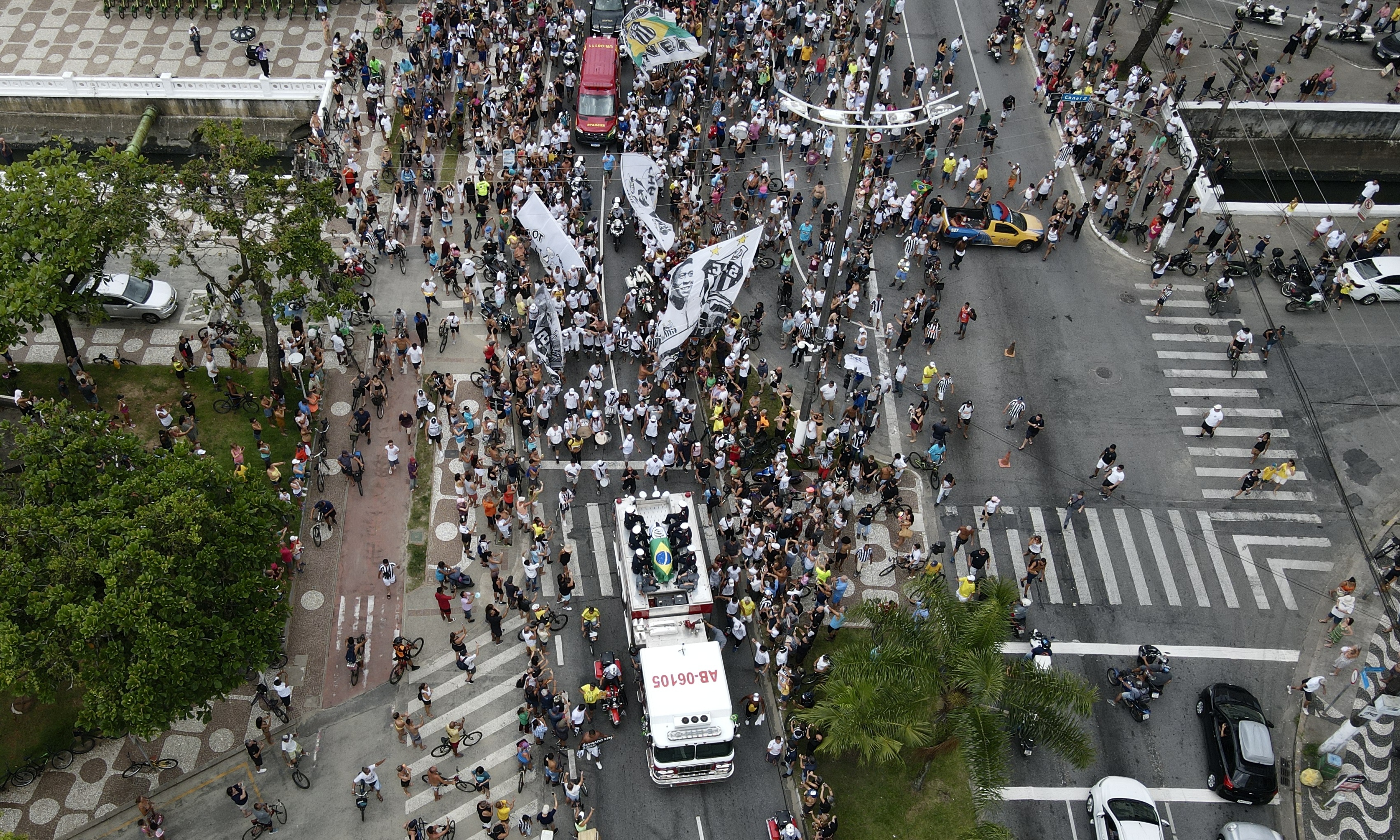 epa10387313 A fire engine carrying the coffin with Pele leads the funeral procession in Santos, Brazil, 03 January 2023. Brazilian soccer legend Pele, born Edson Arantes do Nascimento, died on 29 December 2022 at the age of 82.  EPA-EFE/Antonio Lacerda