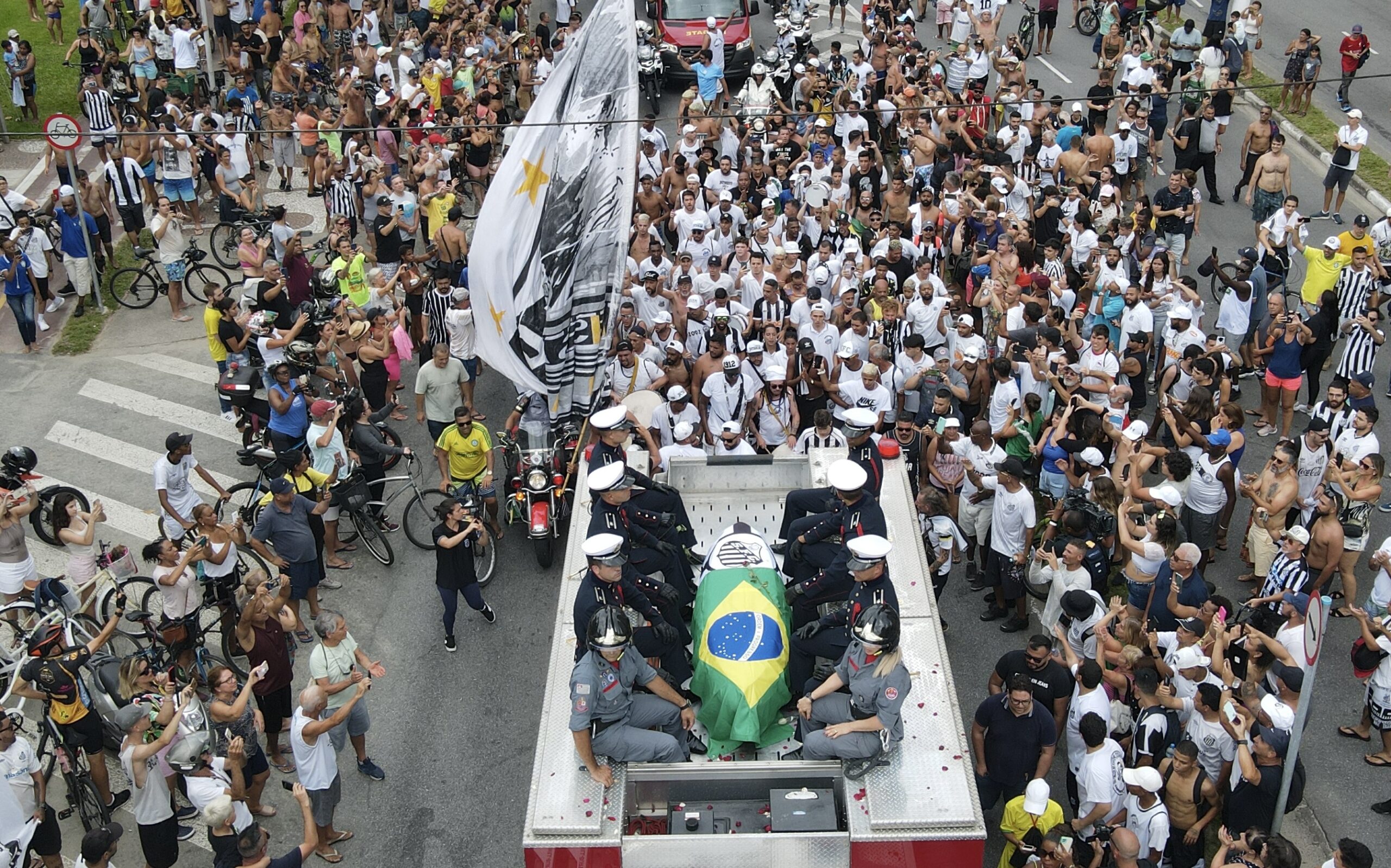 epa10387314 A fire engine carrying the coffin with Pele leads the funeral procession in Santos, Brazil, 03 January 2023. Brazilian soccer legend Pele, born Edson Arantes do Nascimento, died on 29 December 2022 at the age of 82.  EPA-EFE/Antonio Lacerda