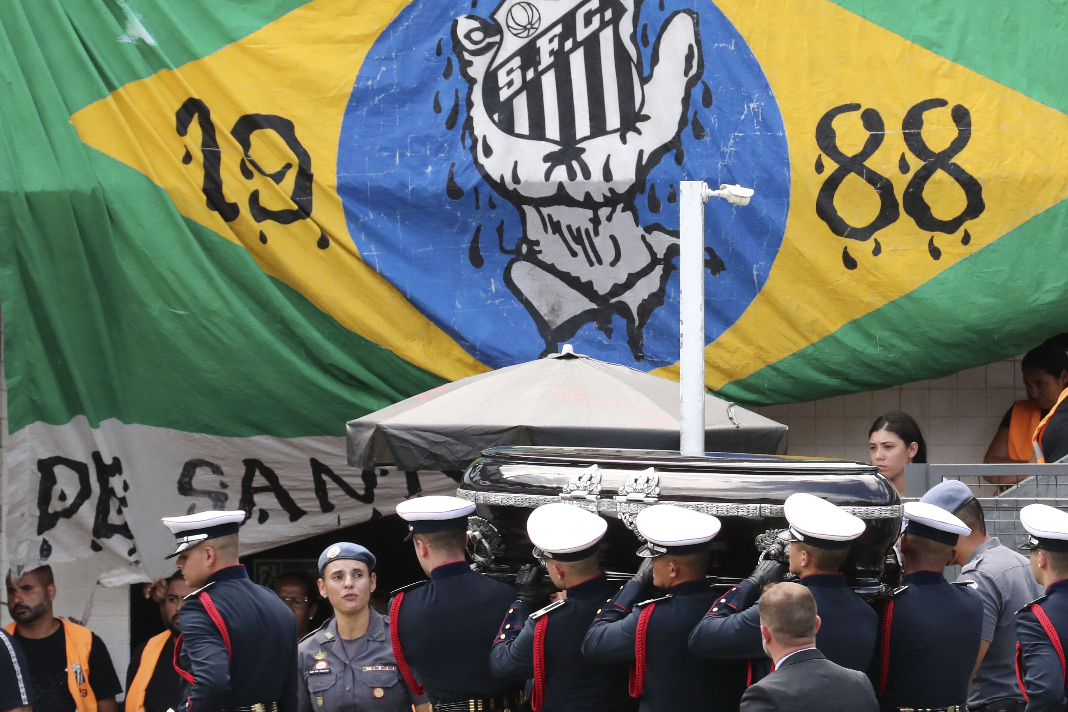 People pay their final respects to late soccer legend Pele