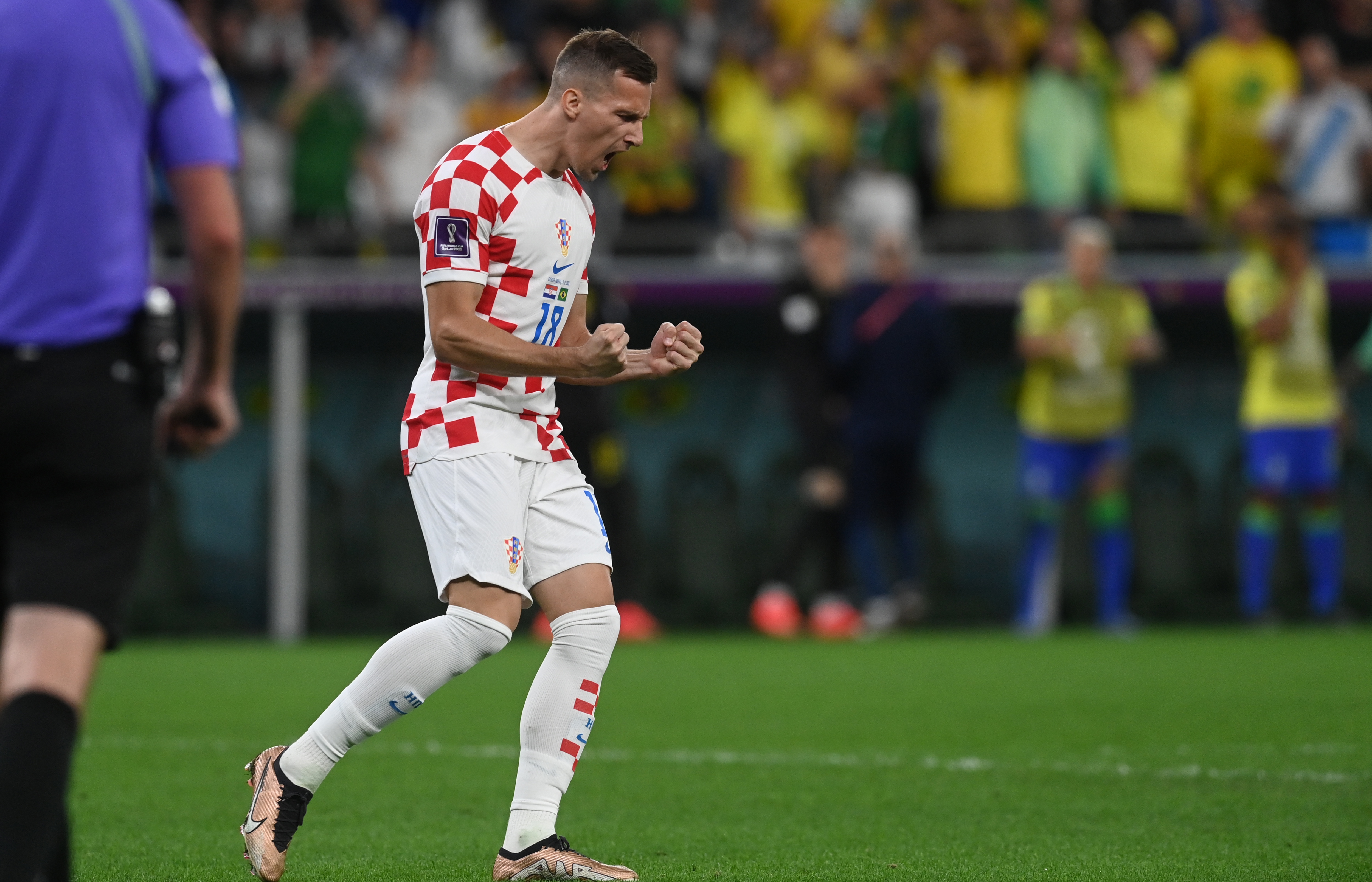 epa10357471 Mislav Orsic of Croatia celebrates scoring during the penalty shoot out of the FIFA World Cup 2022 quarter final soccer match between Croatia and Brazil at Education City Stadium in Doha, Qatar, 09 December 2022.  EPA-EFE/Neil Hall