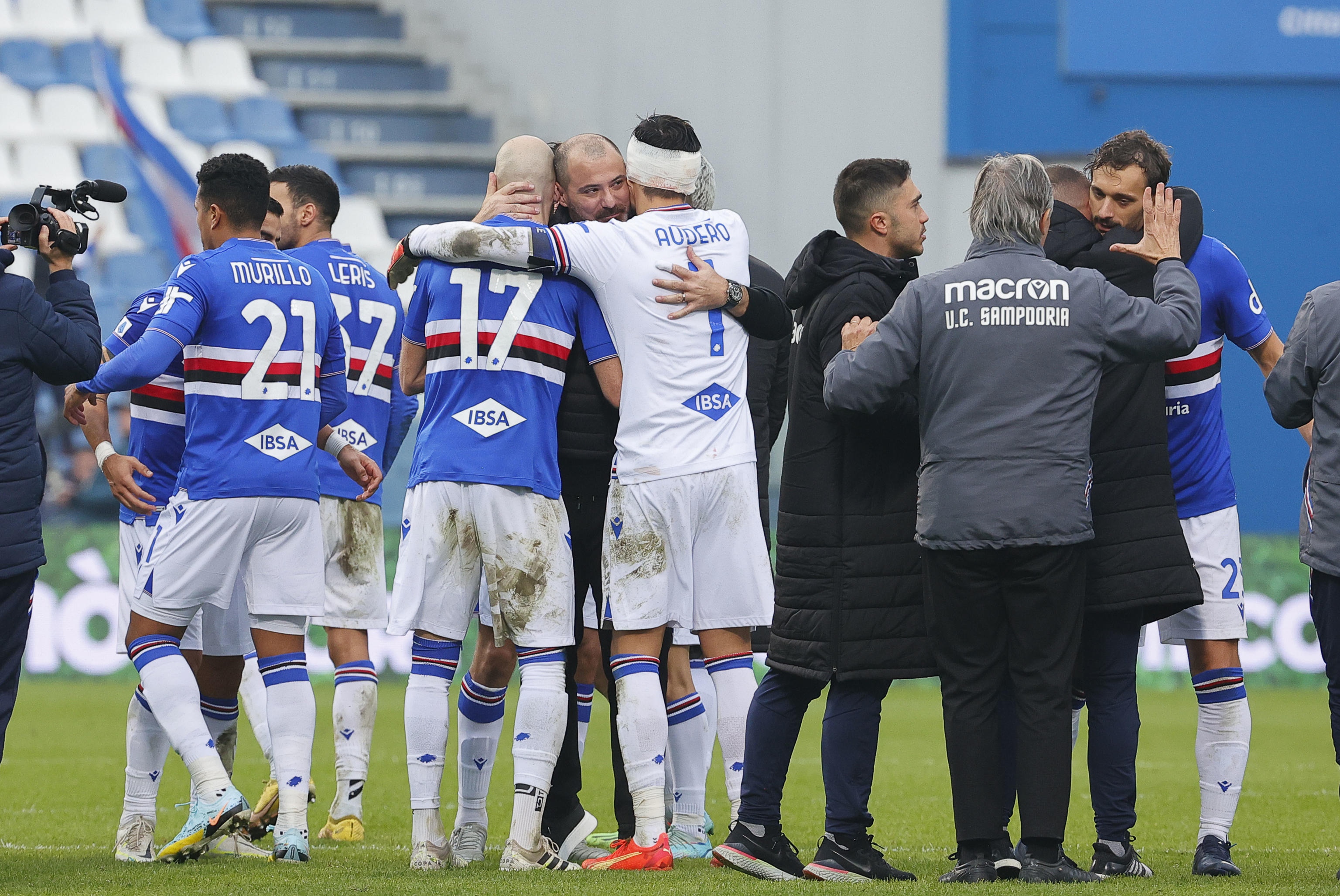 epa10388893 Sampdoria players celebrate their win after the Italian Serie A soccer match between US Sassuolo and UC Sampdoria at Mapei Stadium in Reggio Emilia, Italy, 04 January 2023.  EPA-EFE/SERENA CAMPANINI