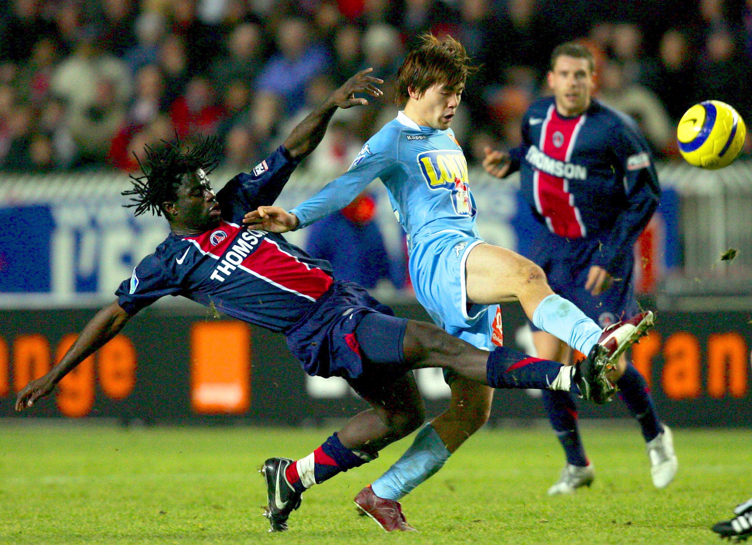 epa00645694 Paris Saint Germain Modeste Mbami (L) fights for the ball with Daisuke Matsui of Le Mans during their French First Division soccer match at Parc de Princes stadium in Paris, on Saturday 18 February 2006.  EPA/OLIVER WEIKEN