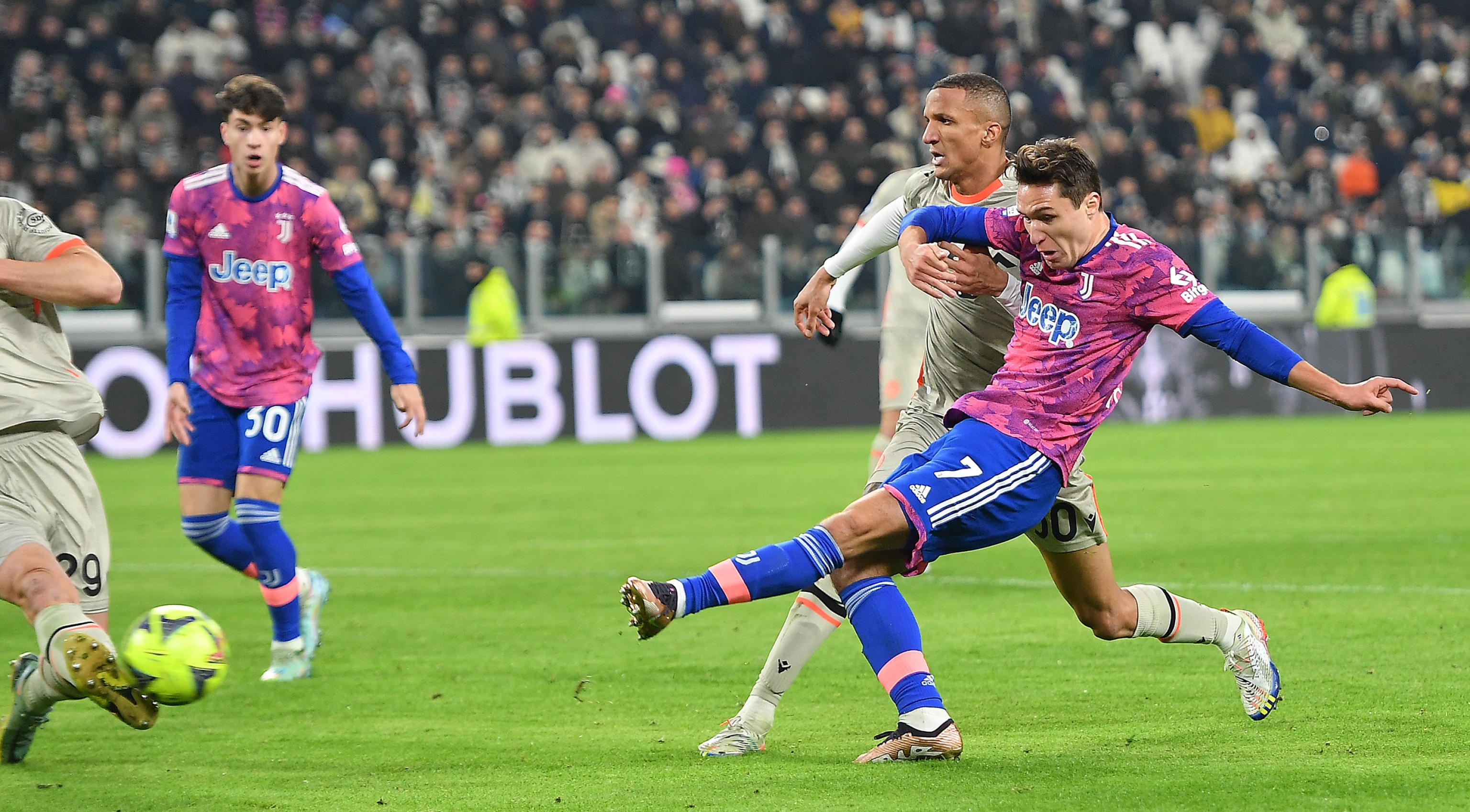 epa10394653 Juventus' Federico Chiesa in action during the Italian Serie A soccer match between Juventus and Udinese at Allianz Stadium in Turin, Italy, 07 January 2023.  EPA-EFE/ALESSANDRO DI MARCO