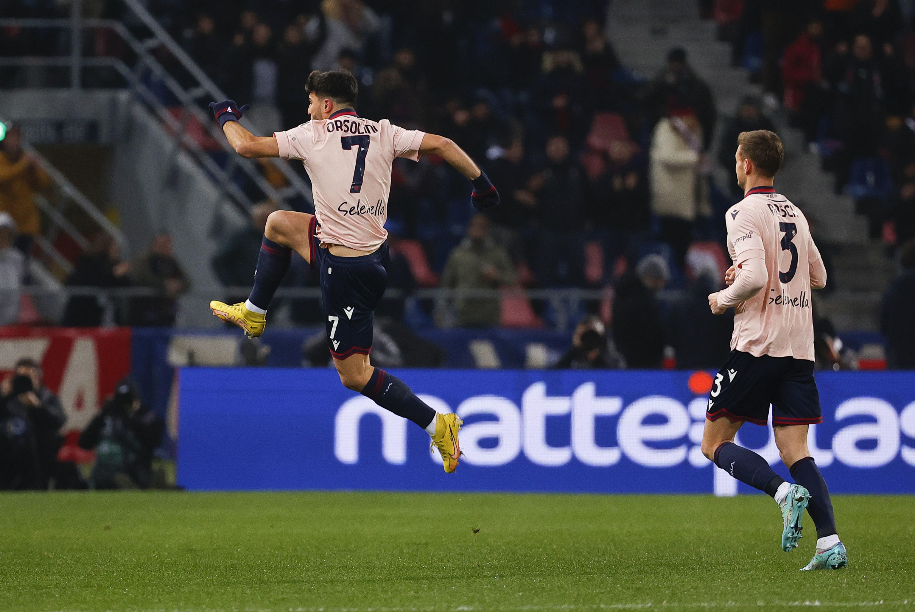 epa10397173 Bologna's  Riccardo Orsolini jubilates with his teammates after scoring the goal during the Italian Serie A soccer match Bologna FC vs  Atalanta BC at Renato Dall'Ara stadium in Bologna, Italy, 9 January 2023.  EPA-EFE/ELISABETTA BARACCHI