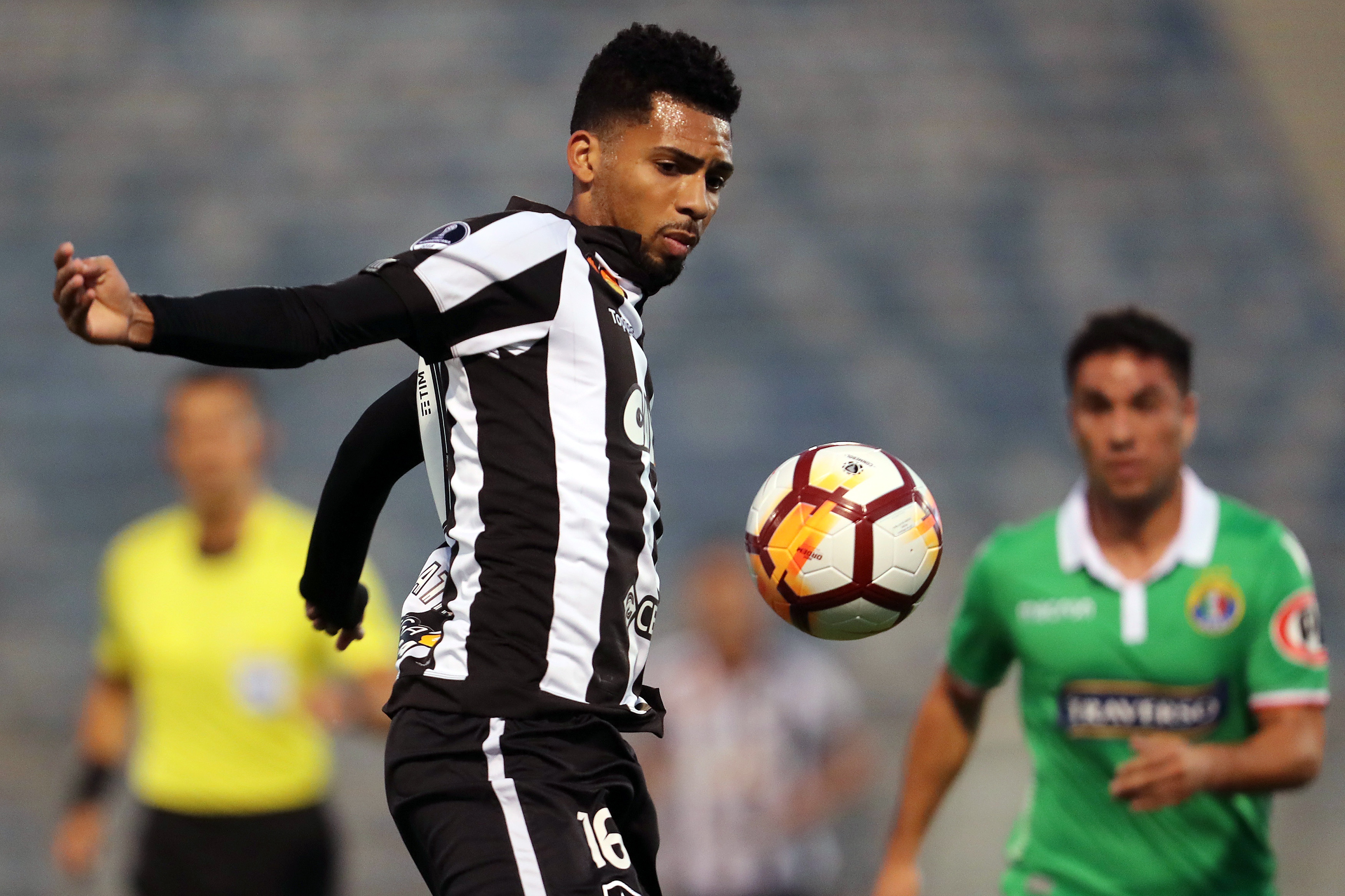 epa06665403 Matheus Fernandes of Botafogo in action during the Copa Sudamericana soccer match between Audax Italiano of Chile and Botafogo of Brazil at the San Carlos de Apoquindo Stadium in Santiago, Chile, 12 April 2018.  EPA-EFE/MARIO RUIZ