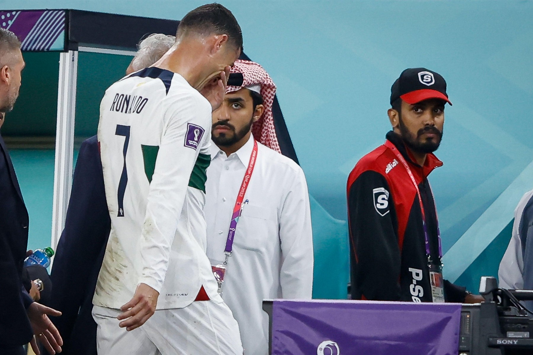 Doha, Catar. 10th Dec, 2022. CRISTIANO RONALDO of Portugal leaves the field crying after the match between Morocco and Portugal, valid for the quarterfinals of the World Cup, held at the Al Thumama Stadium in Doha, Qatar. Credit: Rodolfo Buhrer/La Imagem/