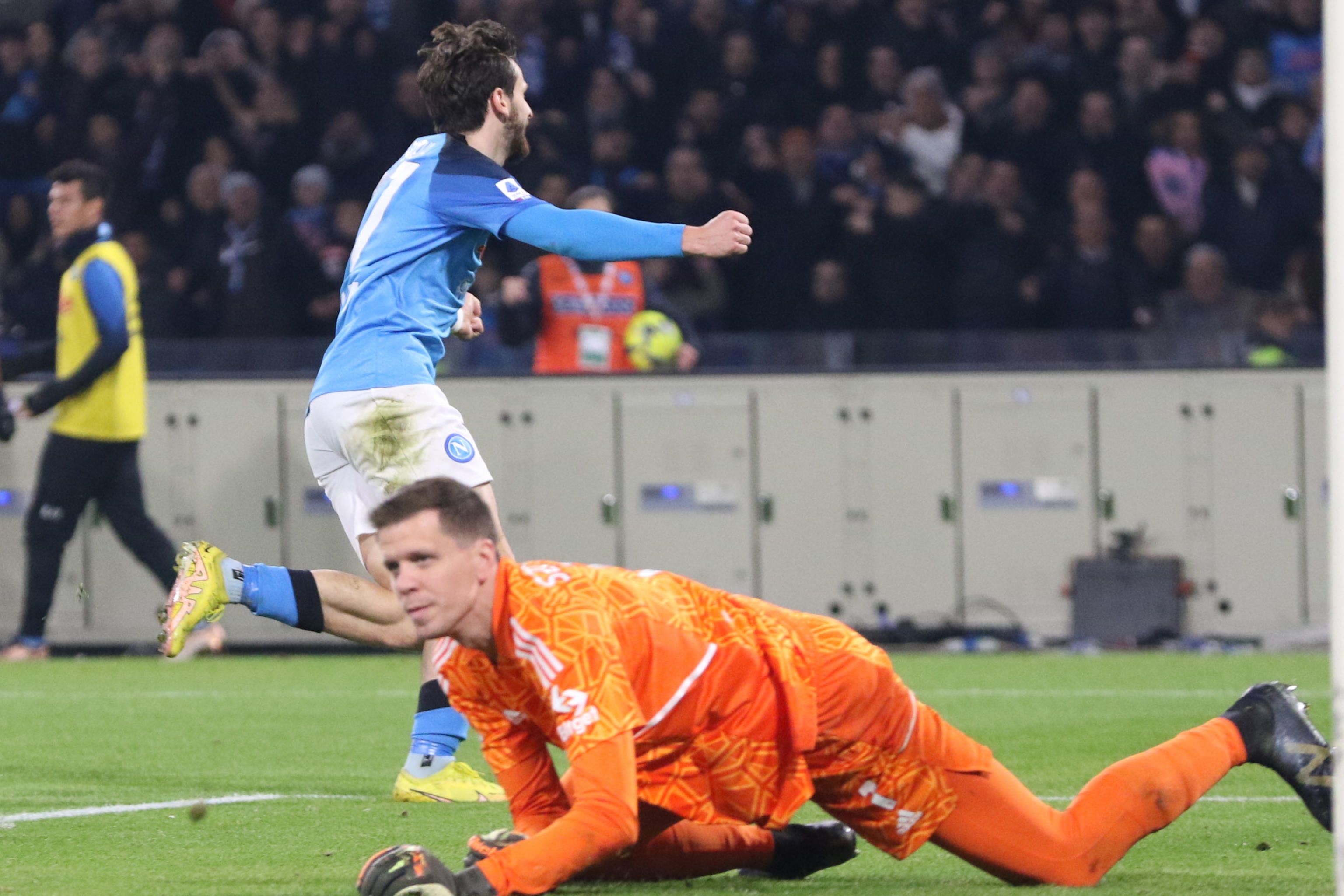 epa10403773 Napoli's midfielder Khvicha Kvaratskhelia celebrates scoring the 2-0 lead during the Italian Serie A soccer match SSC Napoli vs Juventus FC in Naples, Italy, 13 January 2023.  EPA-EFE/CESARE ABBATE