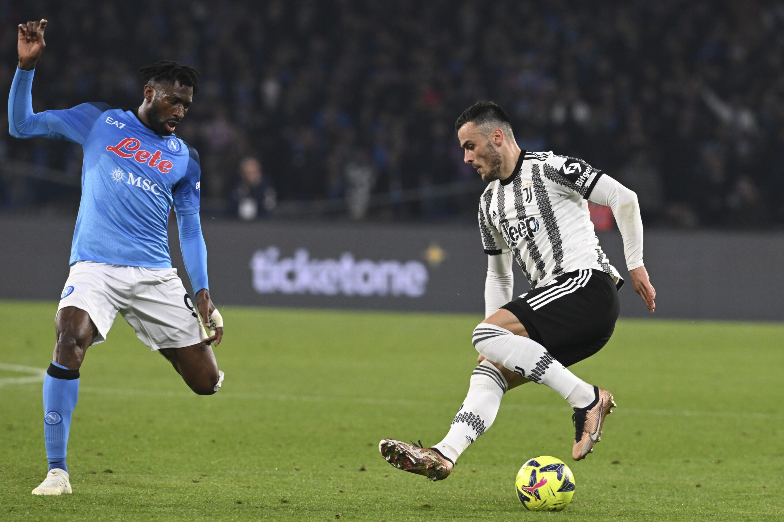 epa10403811 Juventus’s midfielder Filip Kostic (R) in action during the Italian Serie A soccer match SSC Napoli vs Juventus FC in Naples, Italy, 13 January 2023.  EPA-EFE/CIRO FUSCO