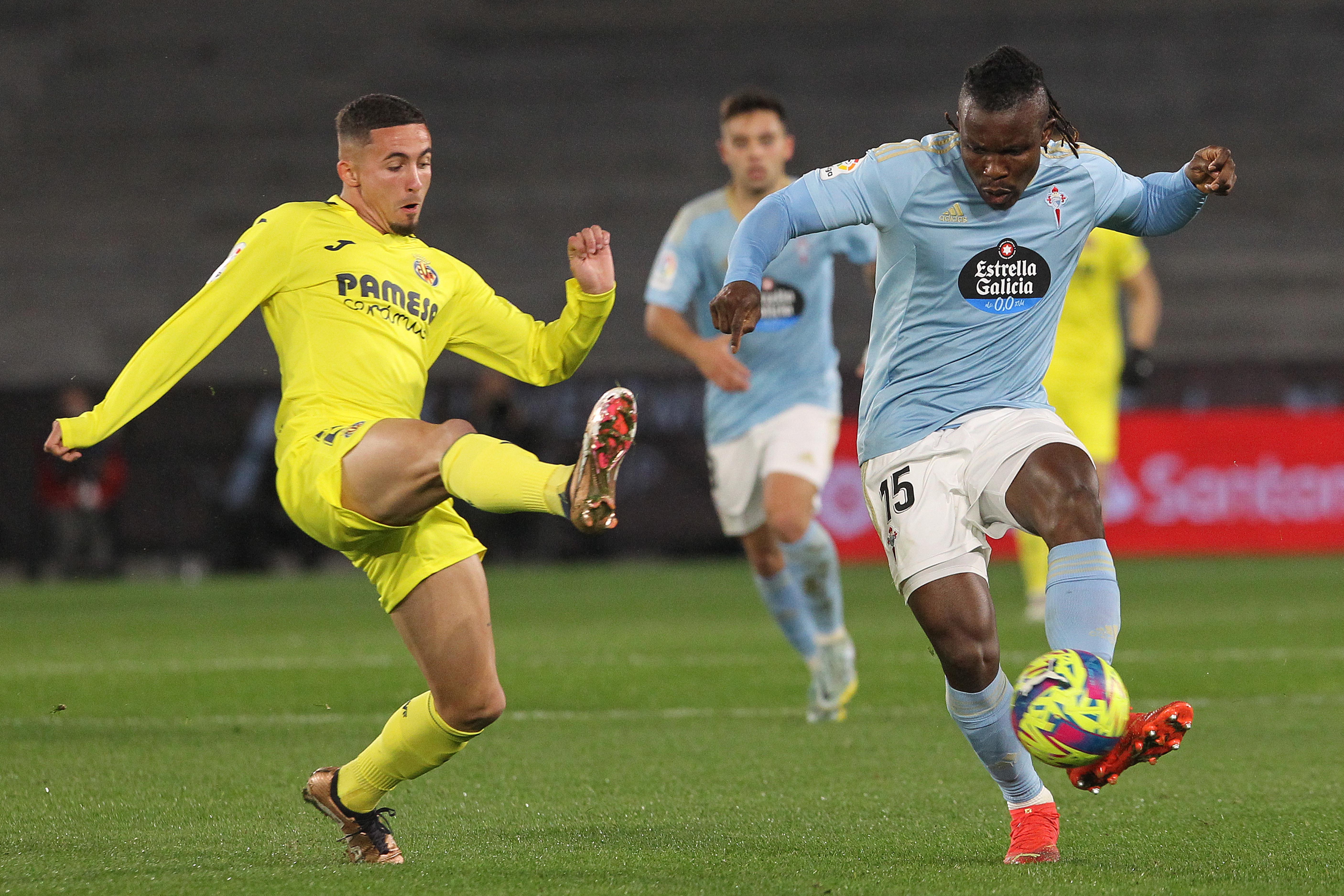 epa10403864 Celta Vigo's Aidoo (R) in action against Villarreal's Yeremy Pino (L) during the Spanish LaLiga soccer match between RC Celta Vigo and Villarreal CF held at Balaidos Stadium, in Vigo, northern Spain, 13 January 2023.  EPA-EFE/Salvador Sas