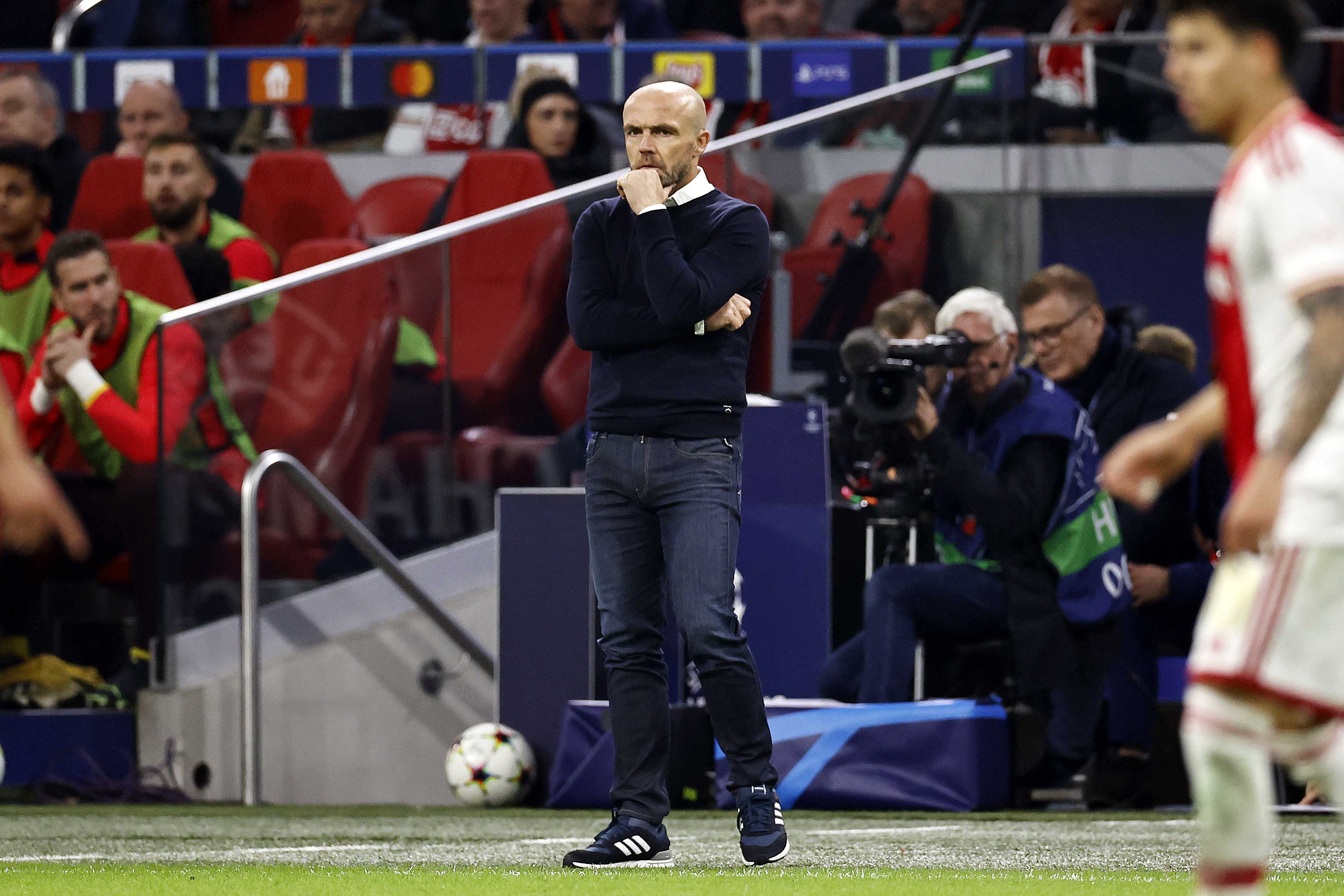 epa10267933 Ajax coach Alfred Schreuder during the UEFA Champions League Group A match between Ajax Amsterdam and Liverpool FC at the Johan Cruijff ArenA in Amsterdam, Netherlands, 26 October 2022.  EPA-EFE/MAURICE VAN STEEN