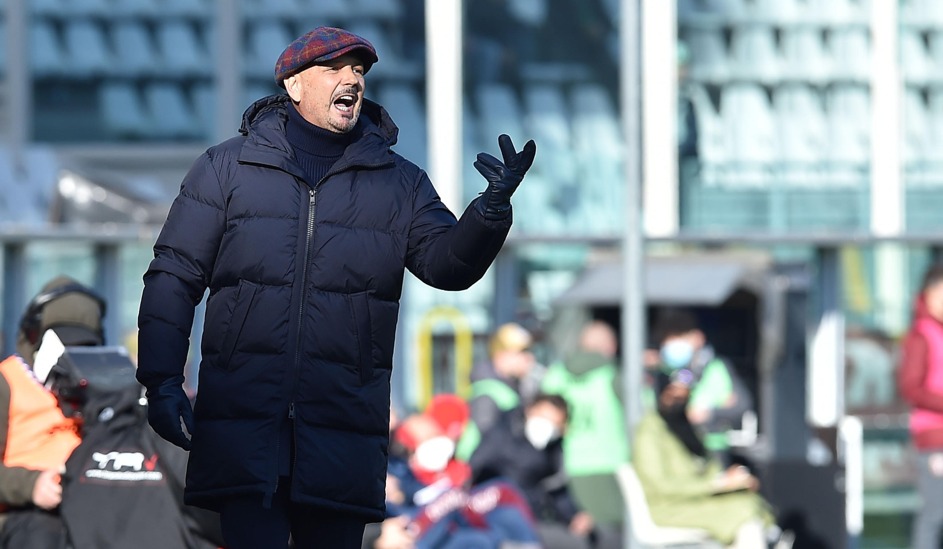 epa09637974 Bologna coach Sinisa Mihajlovic gestures during the Italian Serie A soccer match Torino FC vs Bologna FC at the Olimpico Grande Torino Stadium in Turin, Italy, 12 December 2021.  EPA-EFE/ALESSANDRO DI MARCO