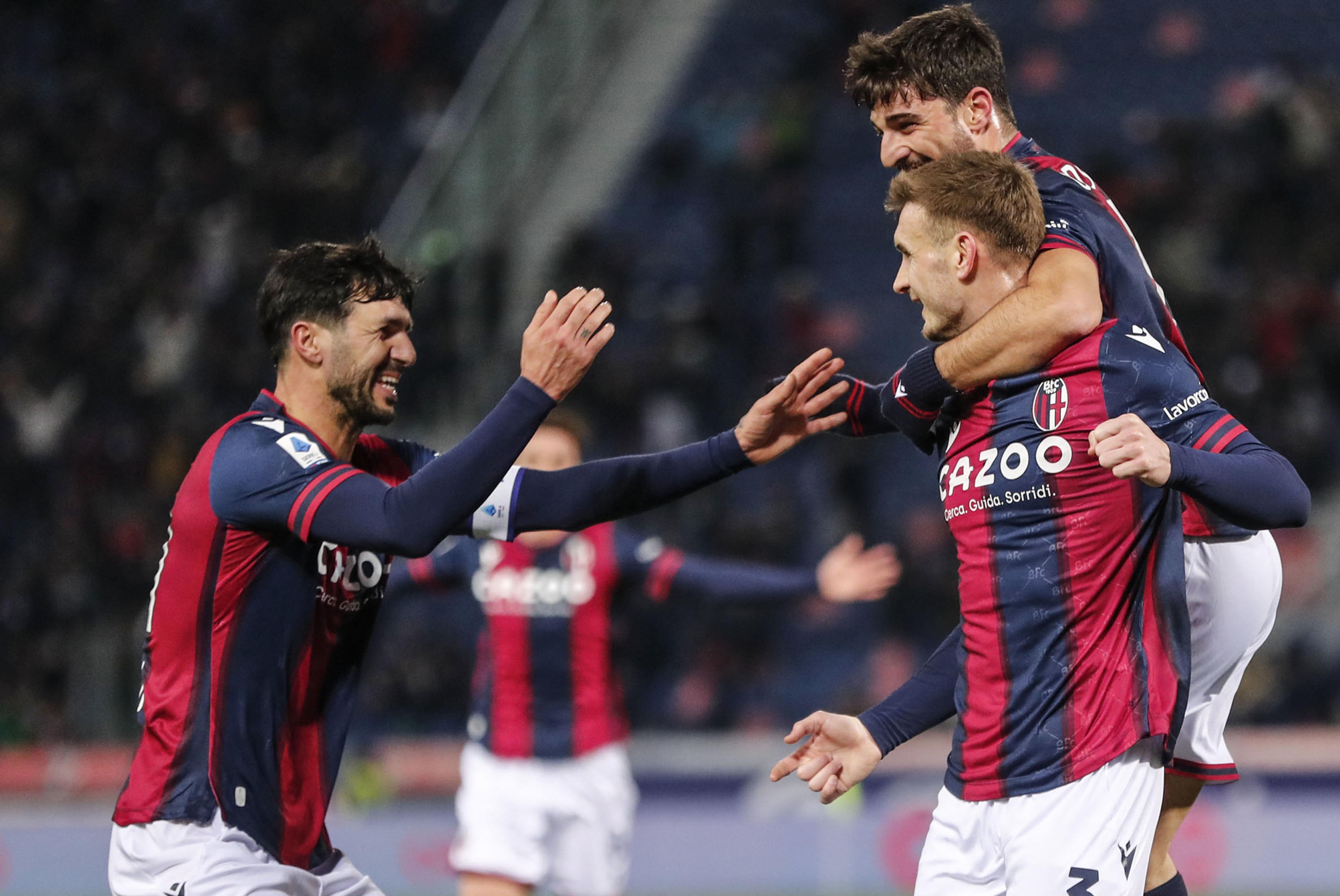 epa10434462 Bologna's Stefan Posch celebrates with his teammates after scoring the 1-0 goal during the Italian Serie A soccer match between Bologna FC and Spezia Calcio, in Bologna, Italy, 27 January 2023.  EPA-EFE/ELISABETTA BARACCHI