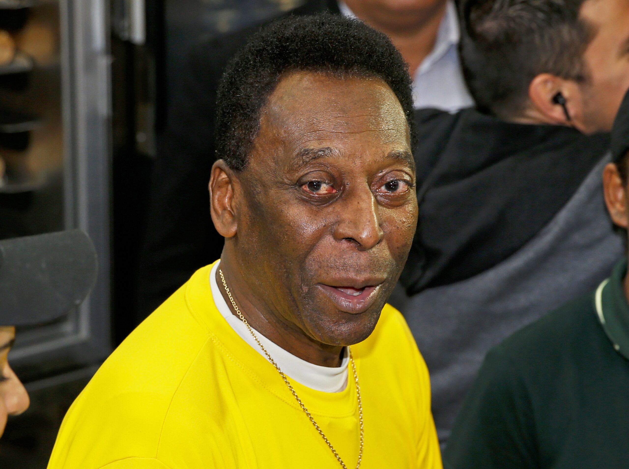 epa04312353 Brazilian soccer legend Pele participates in a advertorial action by a fast food chain in Rio De Janeiro, Brazil, 12 July 2014. Pele prepared and served sandwiches for fans.  EPA/KAMIL KRZACZYNSKI