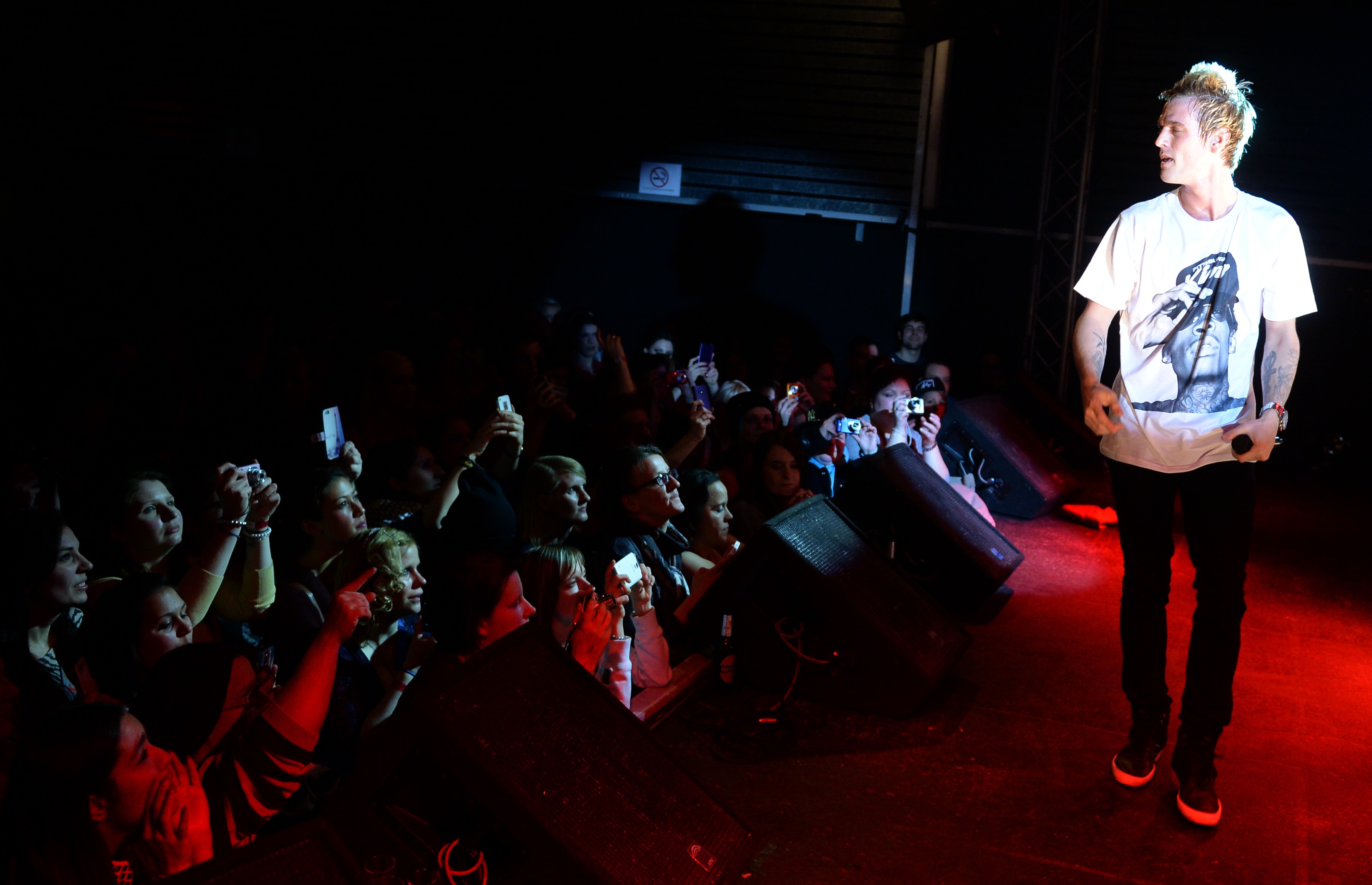 Aron Karter
epa04574384 US pop singer Aaron Carter (R) performs during a concert at K17 prior in Berlin, Germany, 21 January 2015. Carter starts a comeback tour in Germany on this month.  EPA/BRITTA PEDERSEN