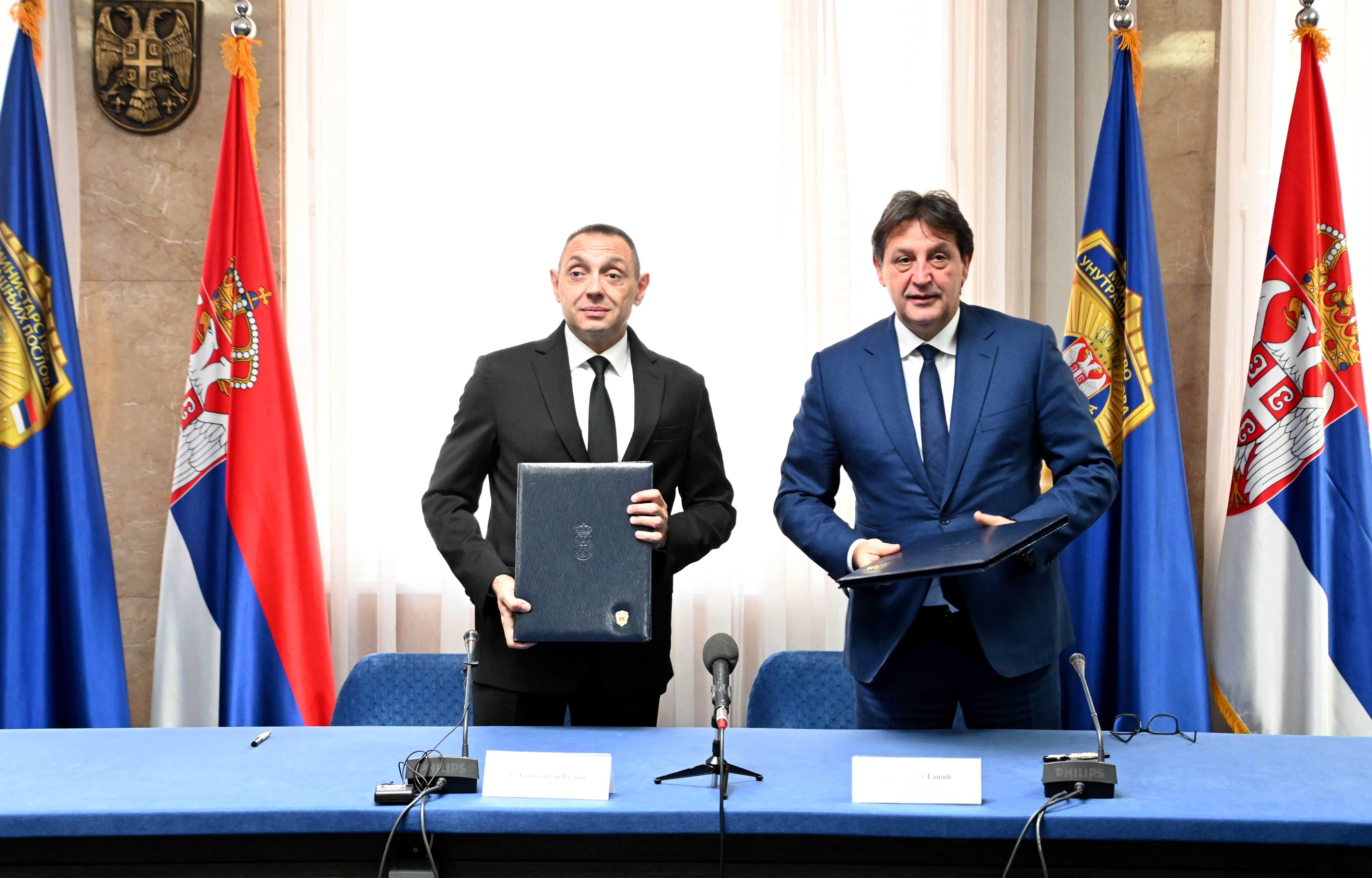 Beograd, 31. oktobra 2022 - Svecanom primopredajom, ministar unutrasnjih poslova Bratislav Gasic preuzeo je duznost od dosadasnjeg ministra Aleksandra Vulina. FOTO TANJUG/ OMK MUP REPUBLIKE SRBIJE/bs