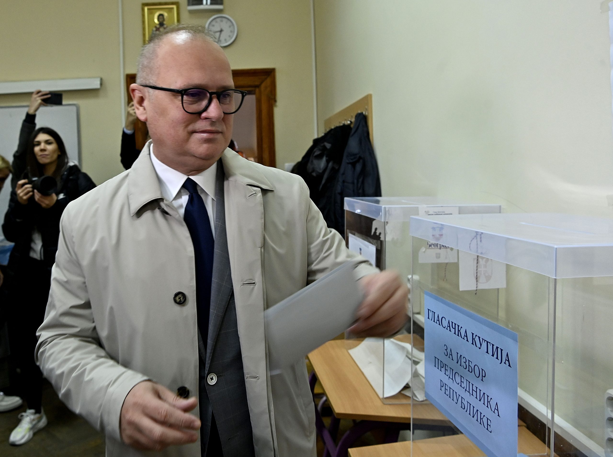 Beograd, 3. aprila 2022 - Zamenik gradonacelnika Goran Vesic glasao na birackom mestu broj 5, u Trecoj beogradskoj gimnaziji. FOTO TANJUG/ PREDRAG MITIC/bs