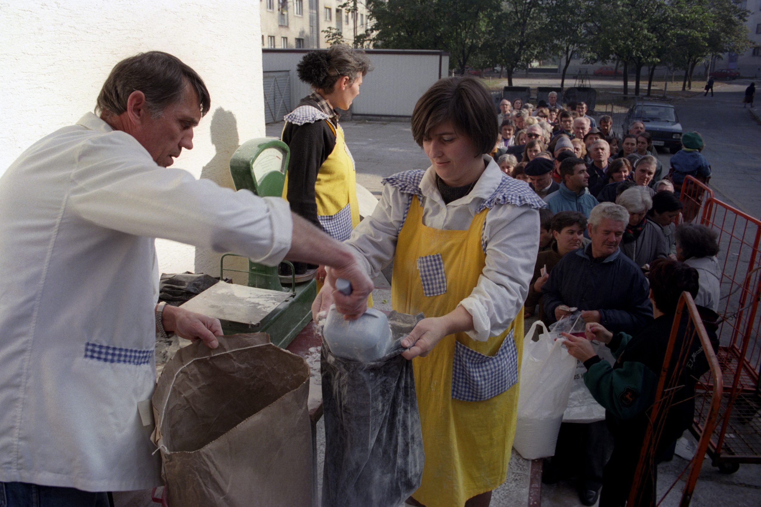 People get the free food distributed in Belgrade during the economic embargo over Serbia, Yugoslavia, 12 December 1993. EPA/STRINGER vucic redovi devedesete