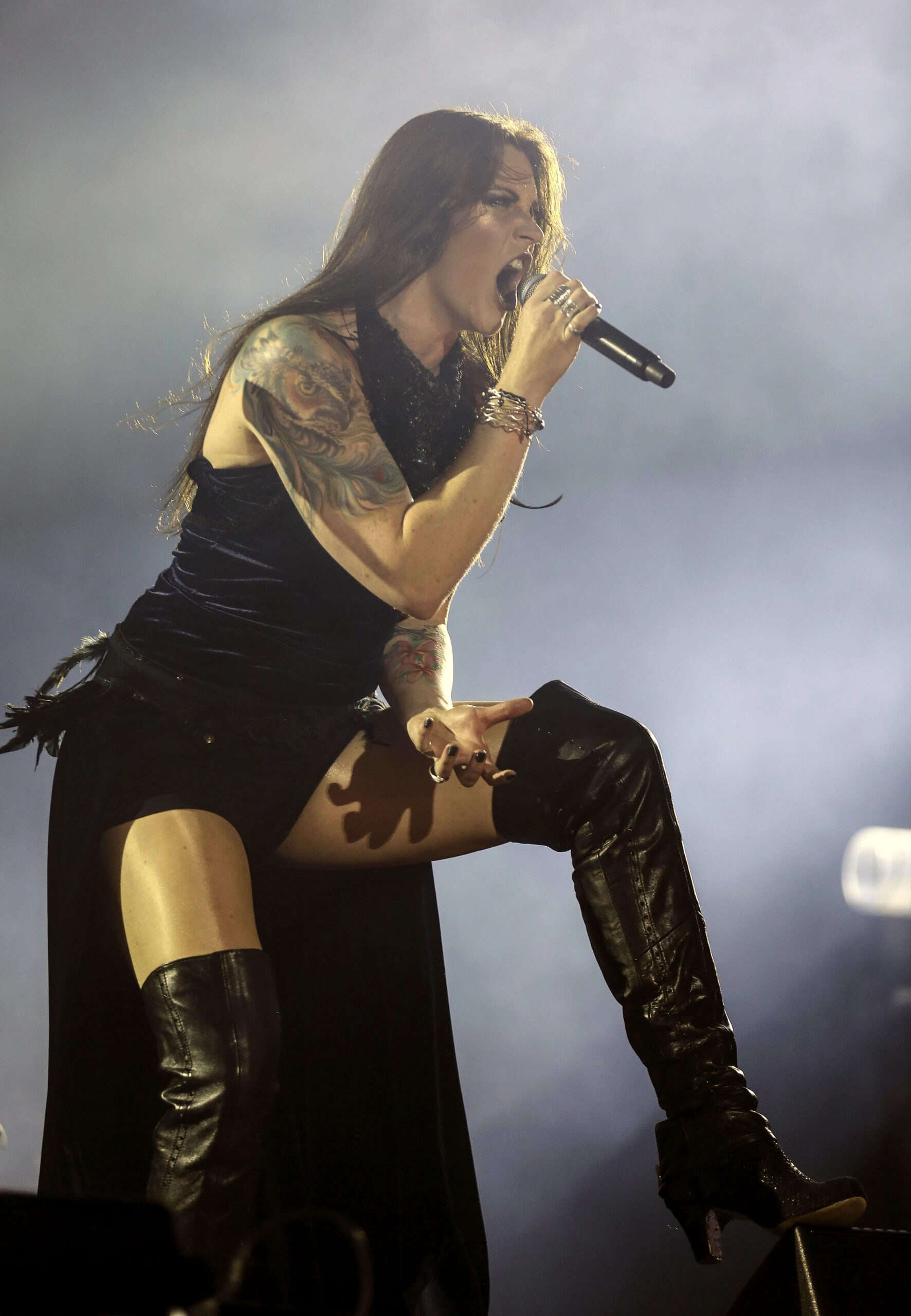 epa04950036 Dutch singer-songwriter Floor Jansen of Finnish symphonic metal band Nightwish performs on stage during their concert at Rock In Rio, in Rio de Janeiro, Brazil, 25 September 2015.  EPA/ANTONIO LA CERDA