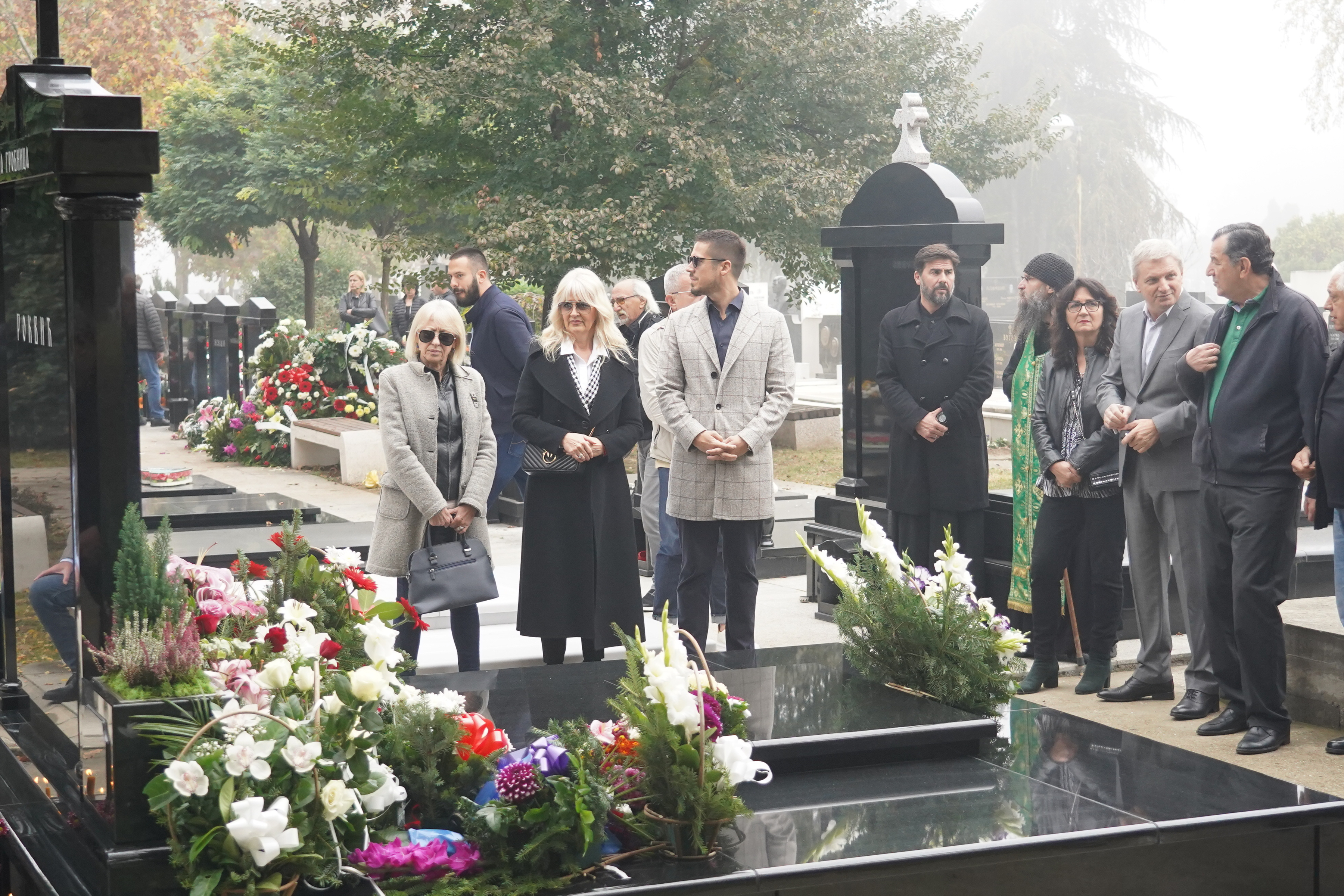 The commemoration on the occasion of one year since the death of Marinko Rokvic was held at the Bezanija cemetery.Pomen povodom godinu dana od smrti Marinka Rokvica odrzan je na Bezanijskom groblju.