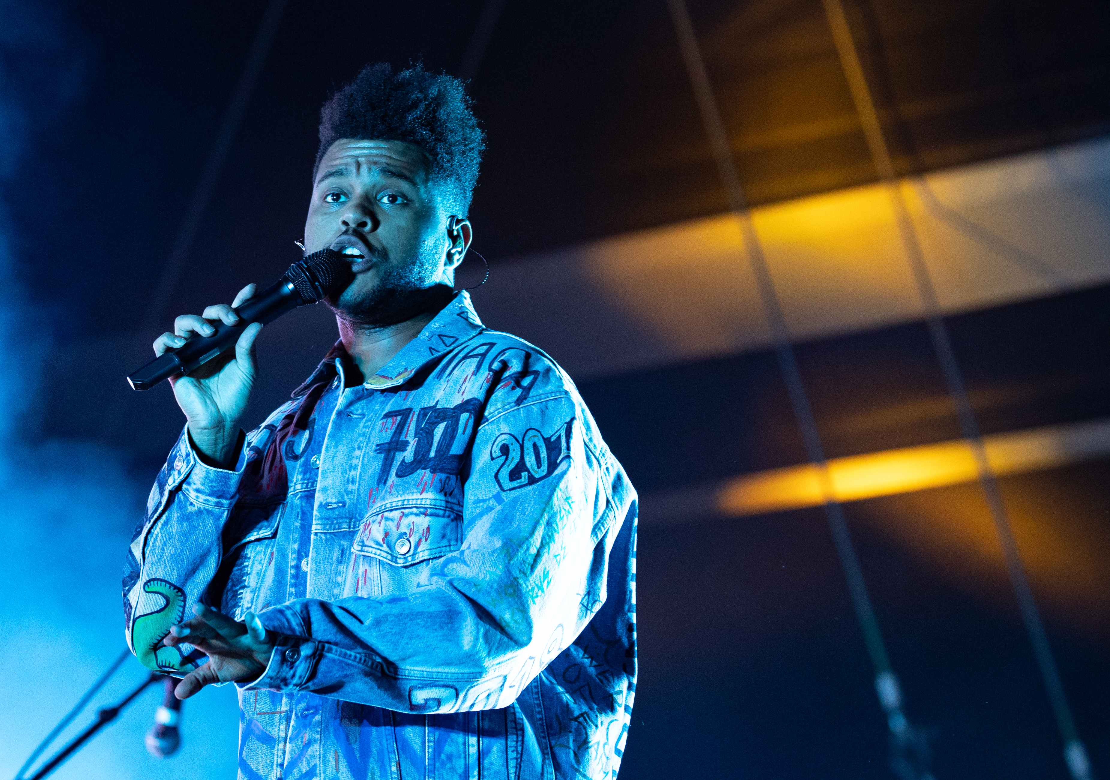epa07006599 Canadian singer The Weeknd performs during the Lollapalooza Berlin 2018 at the Olympiastadion (Olympic stadium)     in Berlin, Germany, 08 September 2018. The music festival runs from 08 to 09 September.  EPA-EFE/HAYOUNG JEON