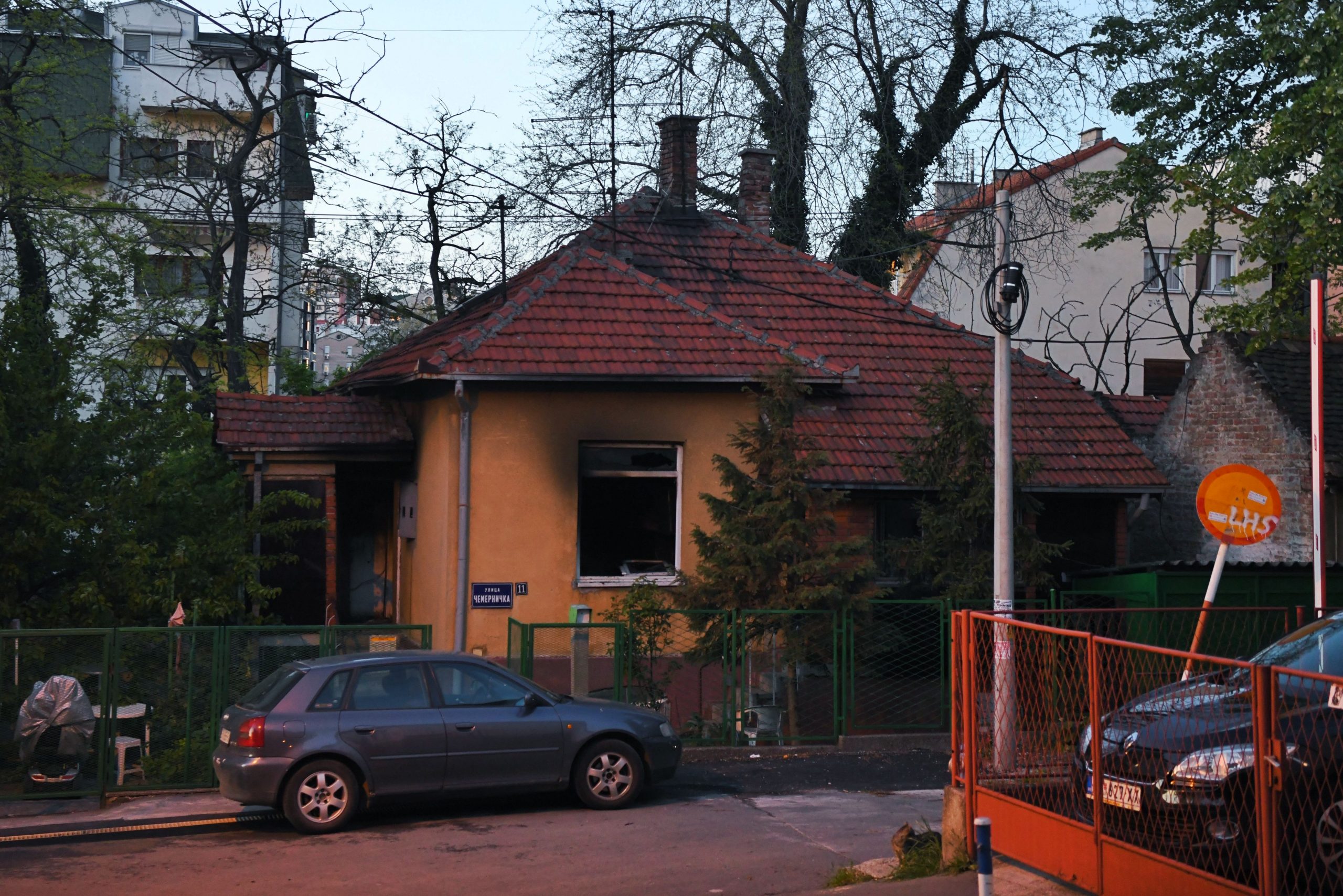 Beograd 25.04.2022. Požar na Vračaru, gorela kuća na opštini Vračar, ulica Čemernička 11, požar, prizemna kuća Foto: Goran Srdanov/Nova.rs