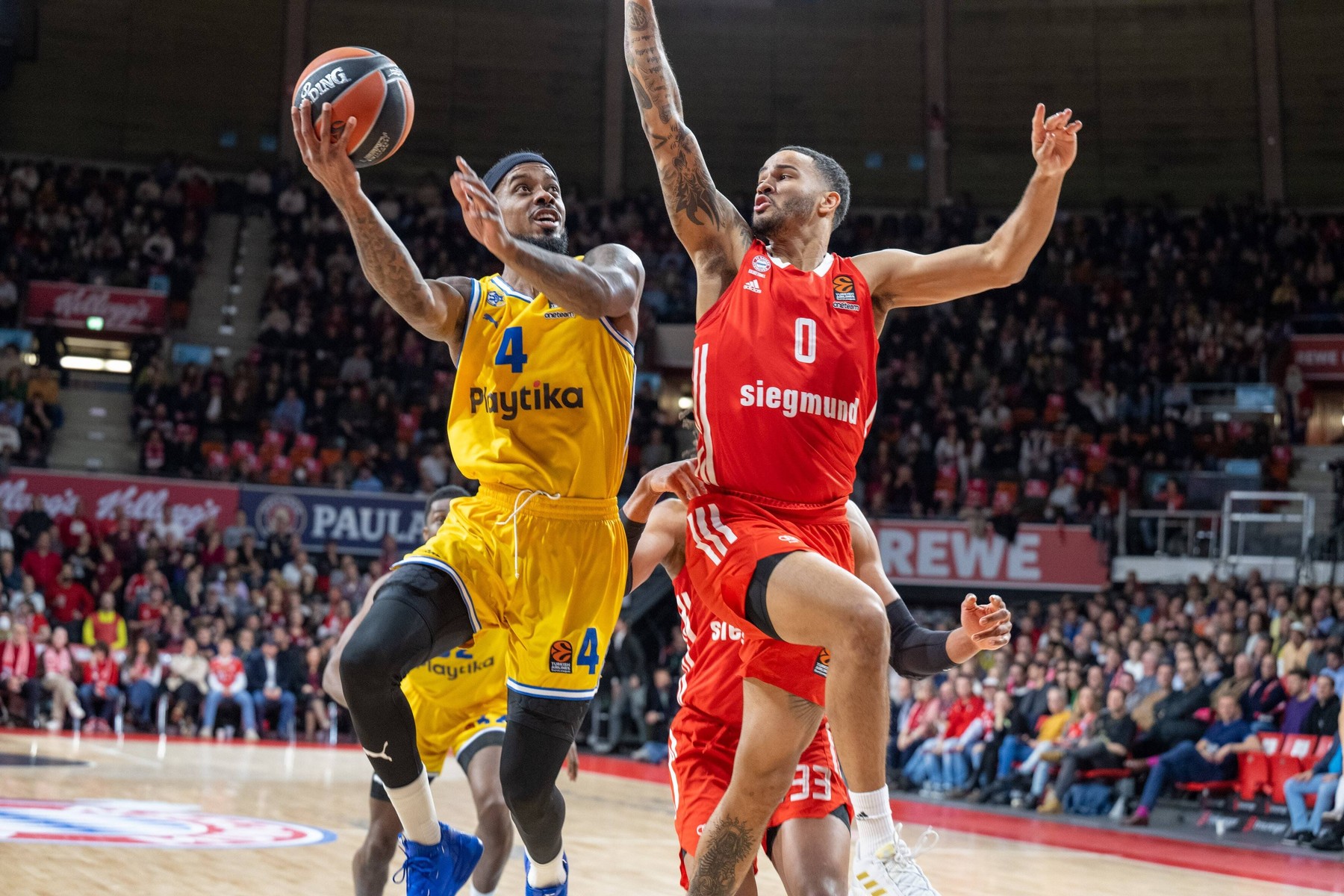 Lorenzo Brown 4 (Maccabi Fox Tel Aviv), Nick Weiler-Babb 0 (FC Bayern), FC Bayern Basketball vs. Maccabi Fox Tel Aviv,