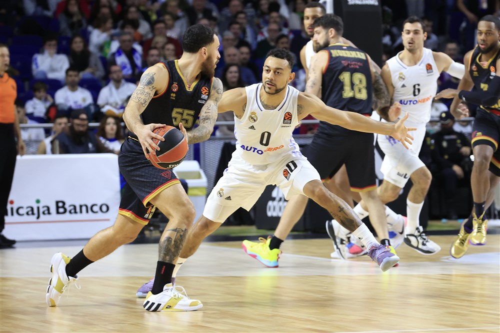 epa10355669 Monaco's Mike James (L) in action against Real Madrid's Nigel William-Goss (R) during the Euroleague basketball match between Real Madrid and AS Monaco, in Madrid, central Spain, 08 December 2022.  EPA-EFE/ZIPI