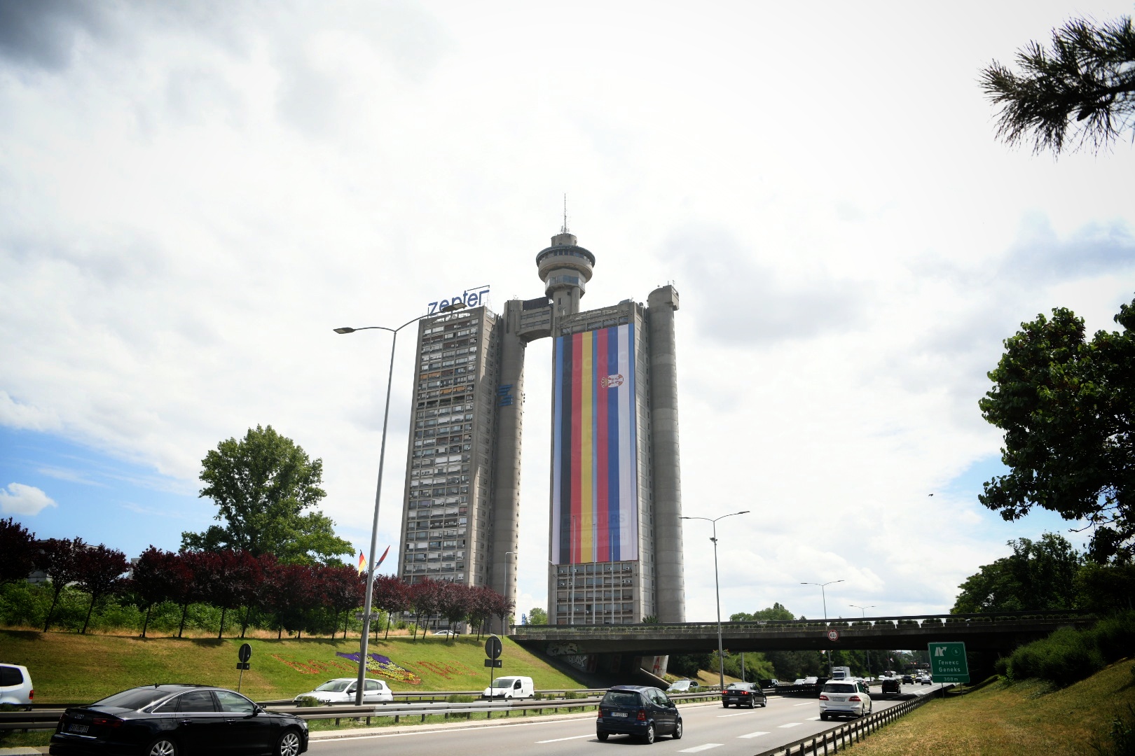 Beograd 09.06.2022. Zgrada Geneksa, Geneks kula, zapadna kapija Beograda, zastave Srbije Nemačke, zastava Nemačka Srbija