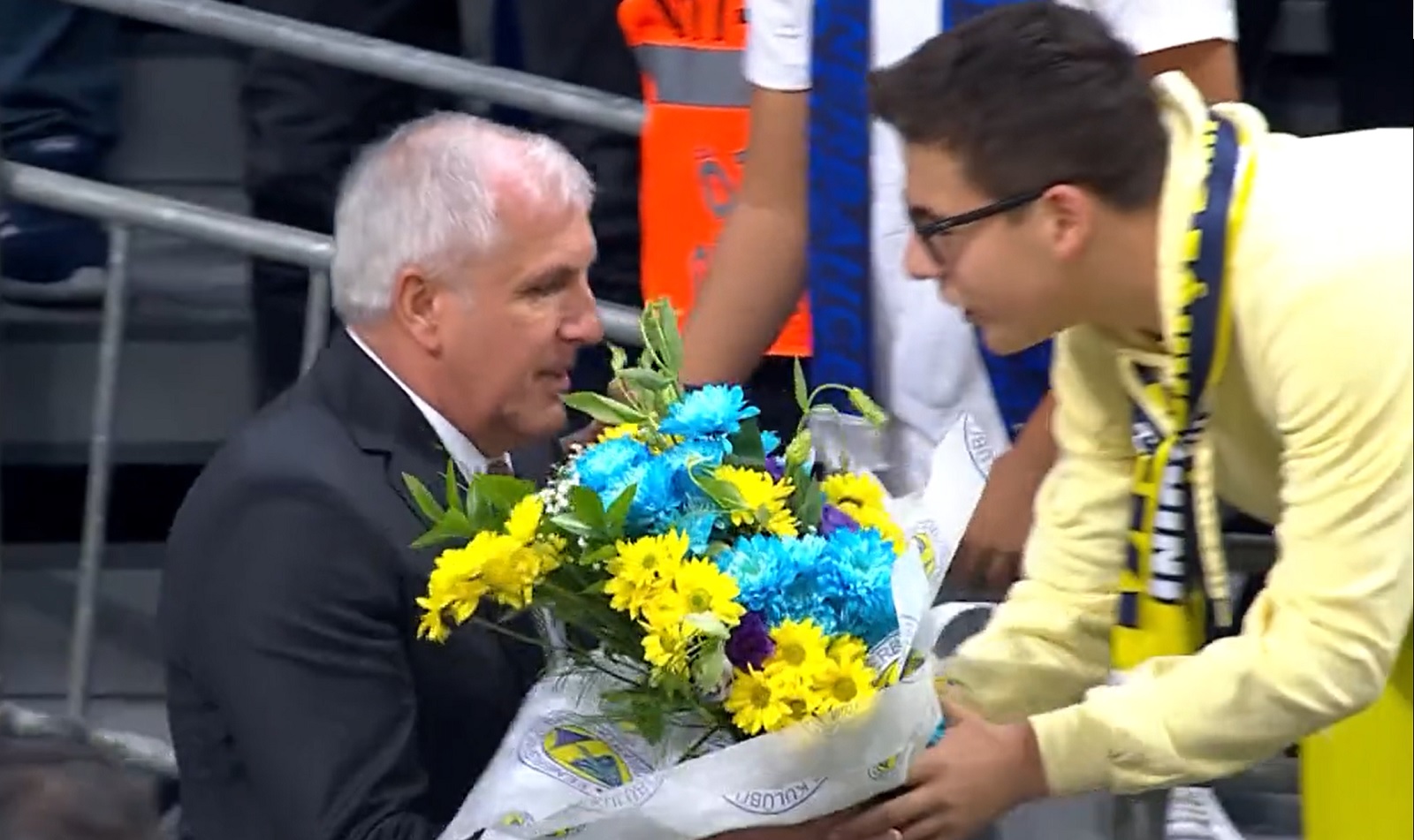 zeljko fenerbahce cvece navijaci
