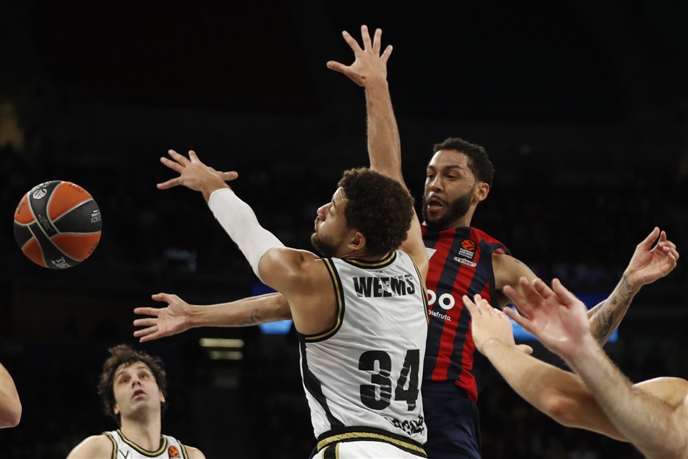 epa10376696 Baskonia's Pierria Henry (R) in action against Virtus Bolonia's Kyle Weems (2-L) during a Euroleague basketball match between Baskonia and Bolonia in Vitoria, Basque Country, northern Spain, 22 December 2022.  EPA-EFE/David Aguilar