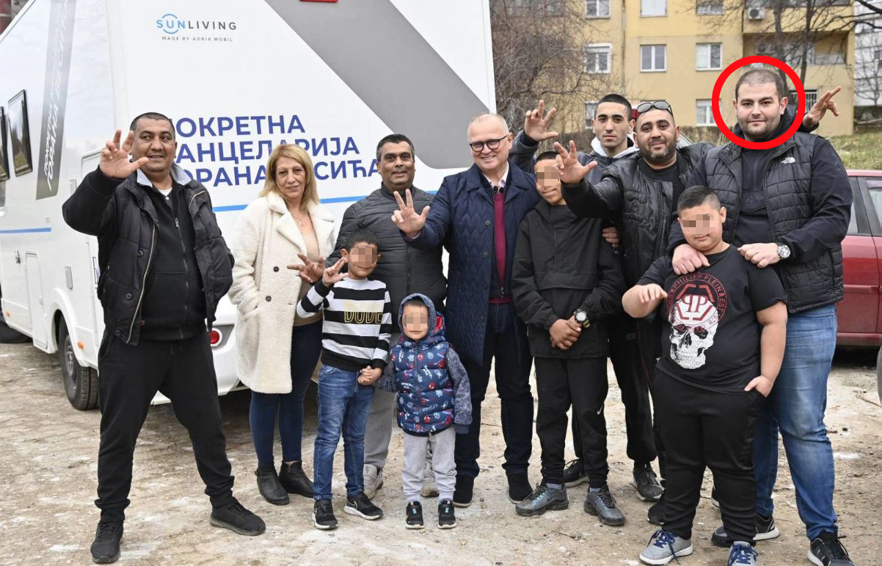 FMDi4YpXwAMLP_S copy