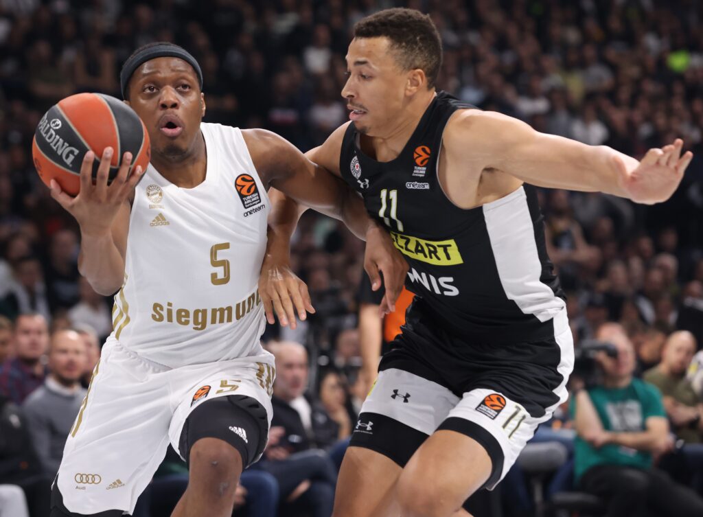 epa10381859 Bayern's Cassius Winston (L) in action against Partizan's Dante Exum (R) during the Euroleague basketball match between Partizan Belgrade and Bayern Munich in Belgrade, Serbia, 29 December 2022.  EPA-EFE/ANDREJ CUKIC