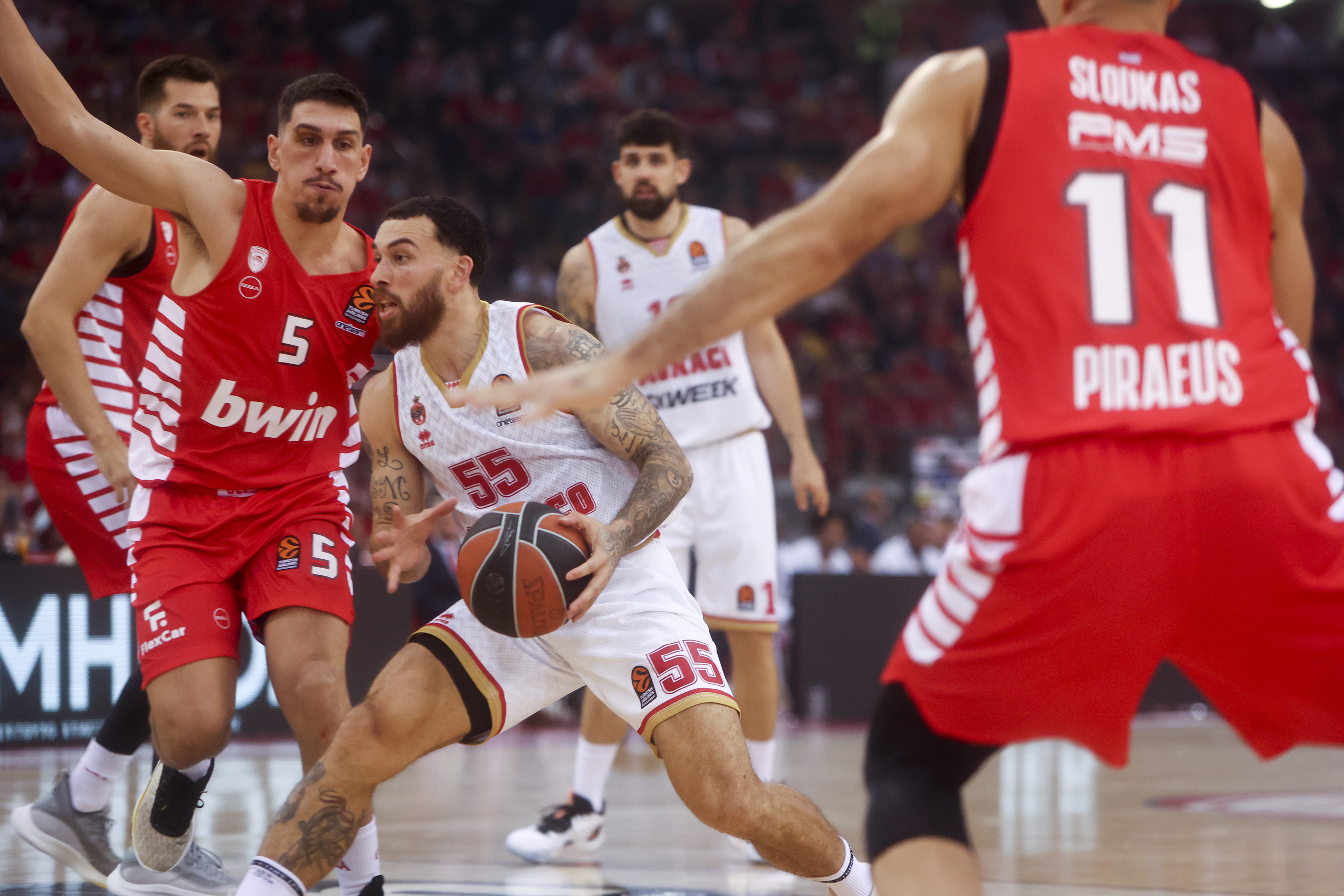 epa10269972 Olympiaco's' Giannoulis Larentzakis (L) in action against Monaco?s Mike James (R) during the Euroleague basketball game between Olympiacos Piraeus and AS Monaco in SEF Stadium in Piraeus, Greece, 27 October 2022.  EPA-EFE/GEORGIA PANAGOPOULOU