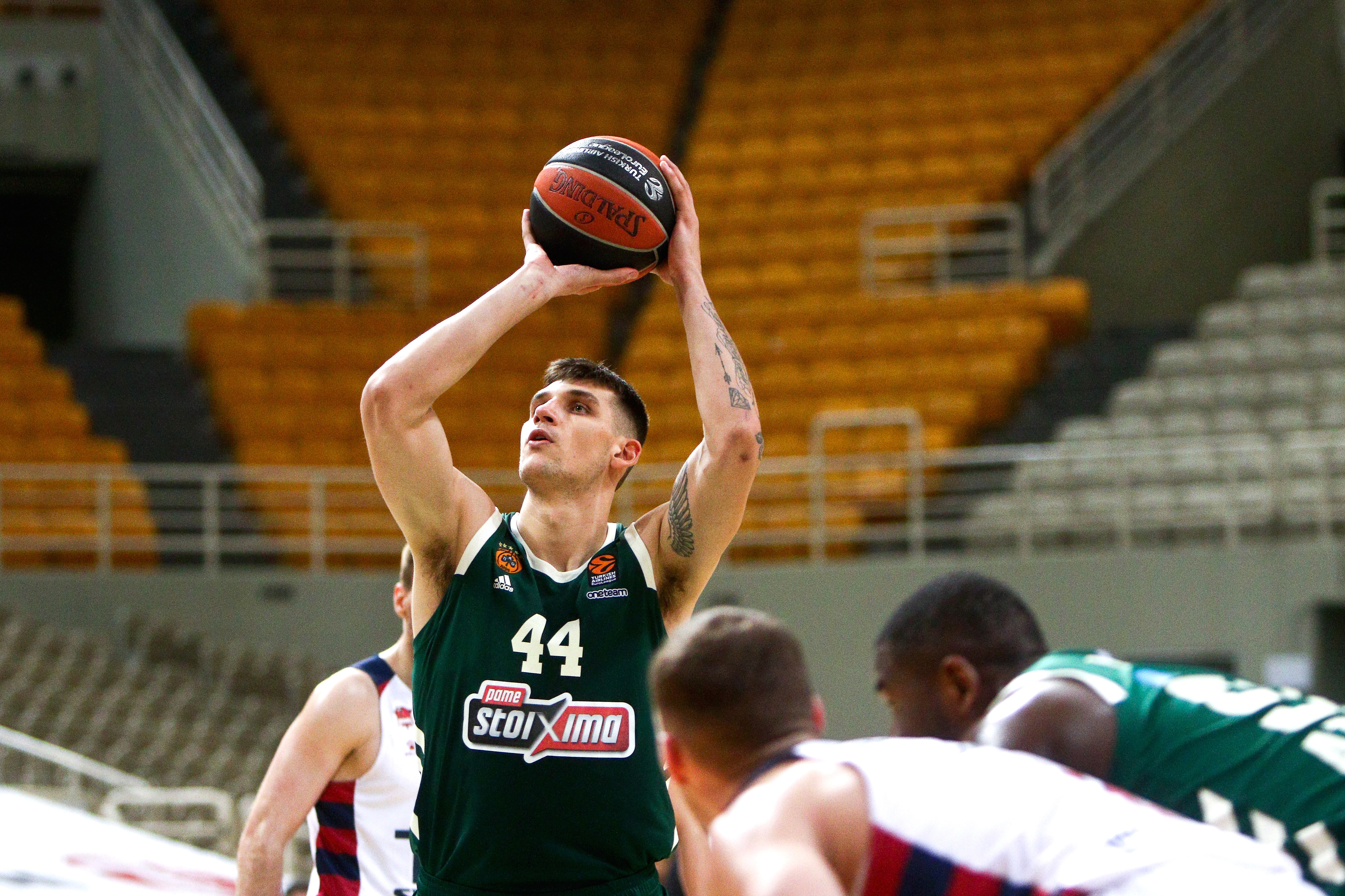 epa09107467 Konstantinos Mitoglou (L) of Panathinaikos in action during the Euroleague basketball match between Panathinaikos Athens and TD Systems Baskonia Vitoria-Gasteiz in Athens, Greece, 30 March 2021.  EPA-EFE/Georgia Panagopoulou