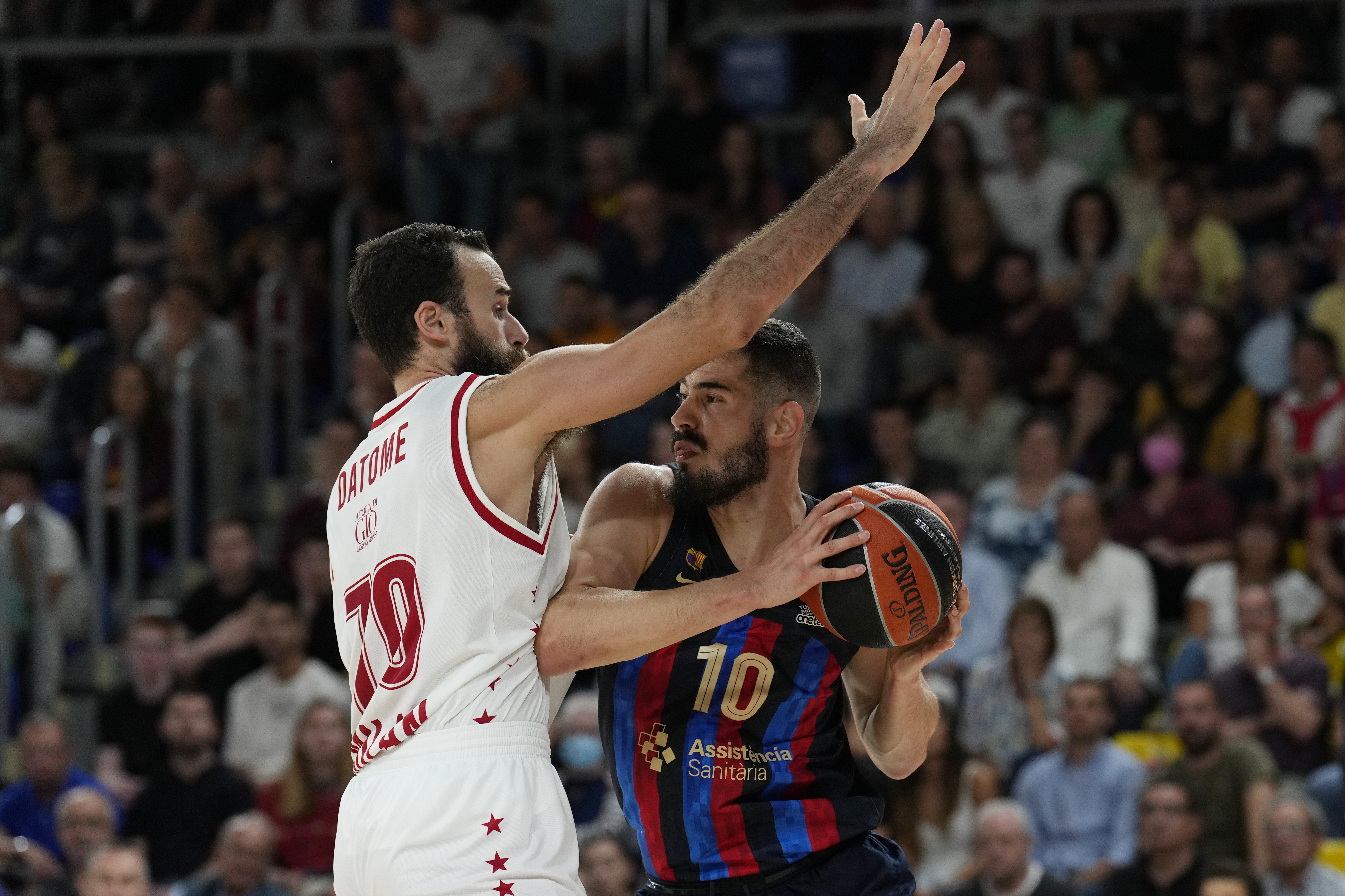 epa10271931 Barcelona's Nikola Kalinic (R) in action against Olimpia Milano's Luigi Datome (L) during the Euroleague basketball match between FC Barcelona and Olimpia Milano, in Barcelona, Spain, 28 October 2022.  EPA-EFE/Alejandro Garcia