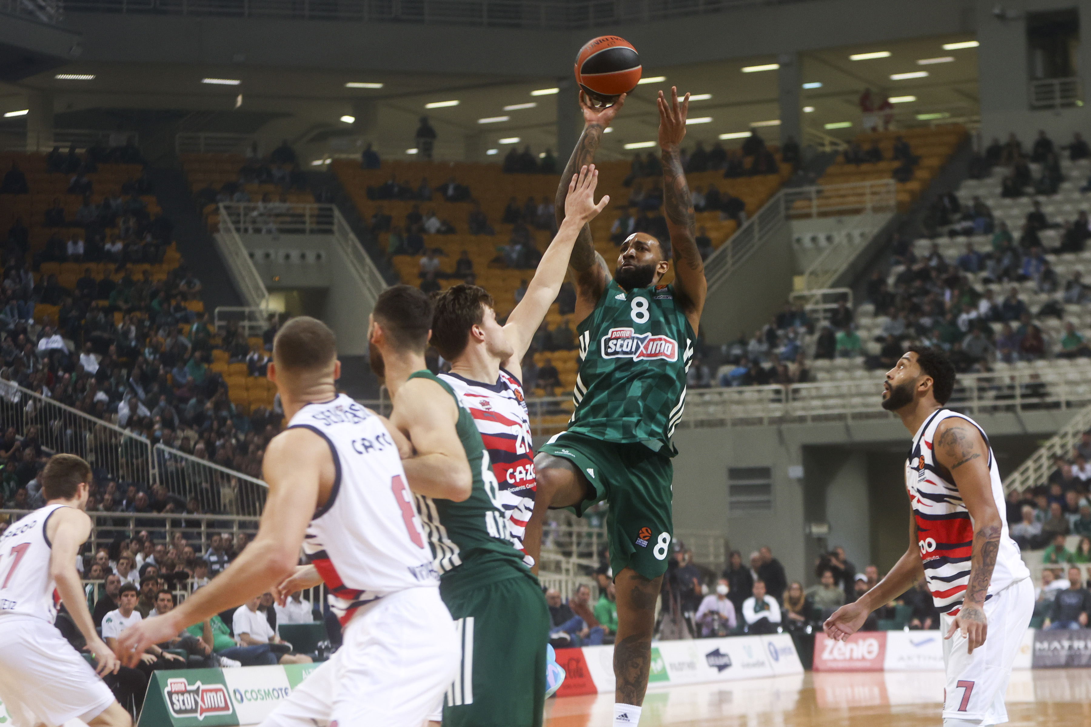 epa10300657 Panathinaikos' player Derrick Williams (2R) in action during the Euroleague basketball match between Panathinaikos Athens and Saski Baskonia in Athens, Greece, 11 November 2022.  EPA-EFE/GEORGIA PANAGOPOULOU
