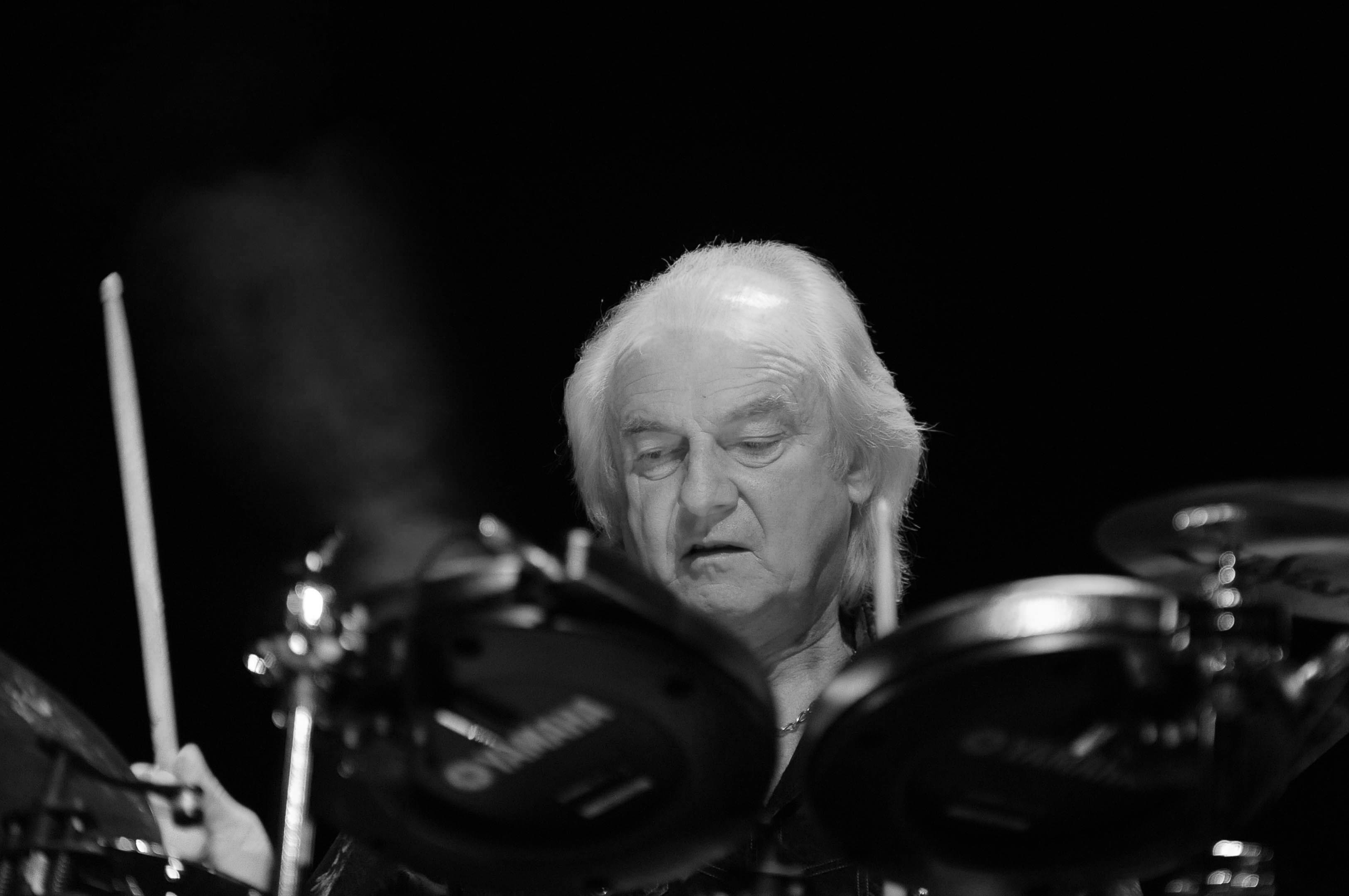 epa03017385 Drummer Alan White of the British rock band 'YES' during a concert on at the Konzerthaus in Vienna, Austria, 27 November 2011.  EPA/HERBERT P OCZERET