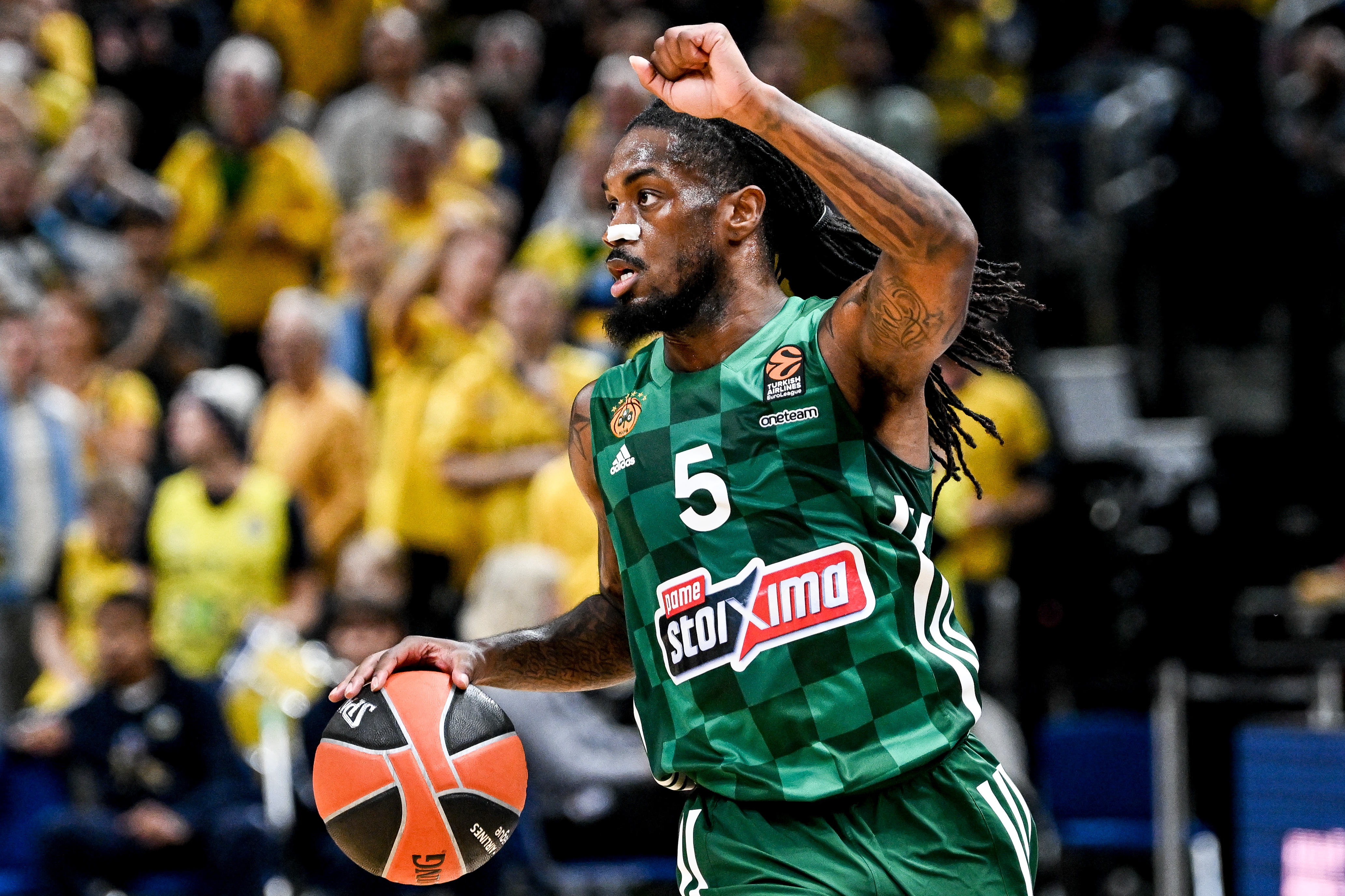 epa10253056 Paris Lee of Panathinaikos in action during the Euroleague basketball match between Alba Berlin and Panathinaikos Athen in Berlin, Germany, 19 October 2022.  EPA-EFE/FILIP SINGER