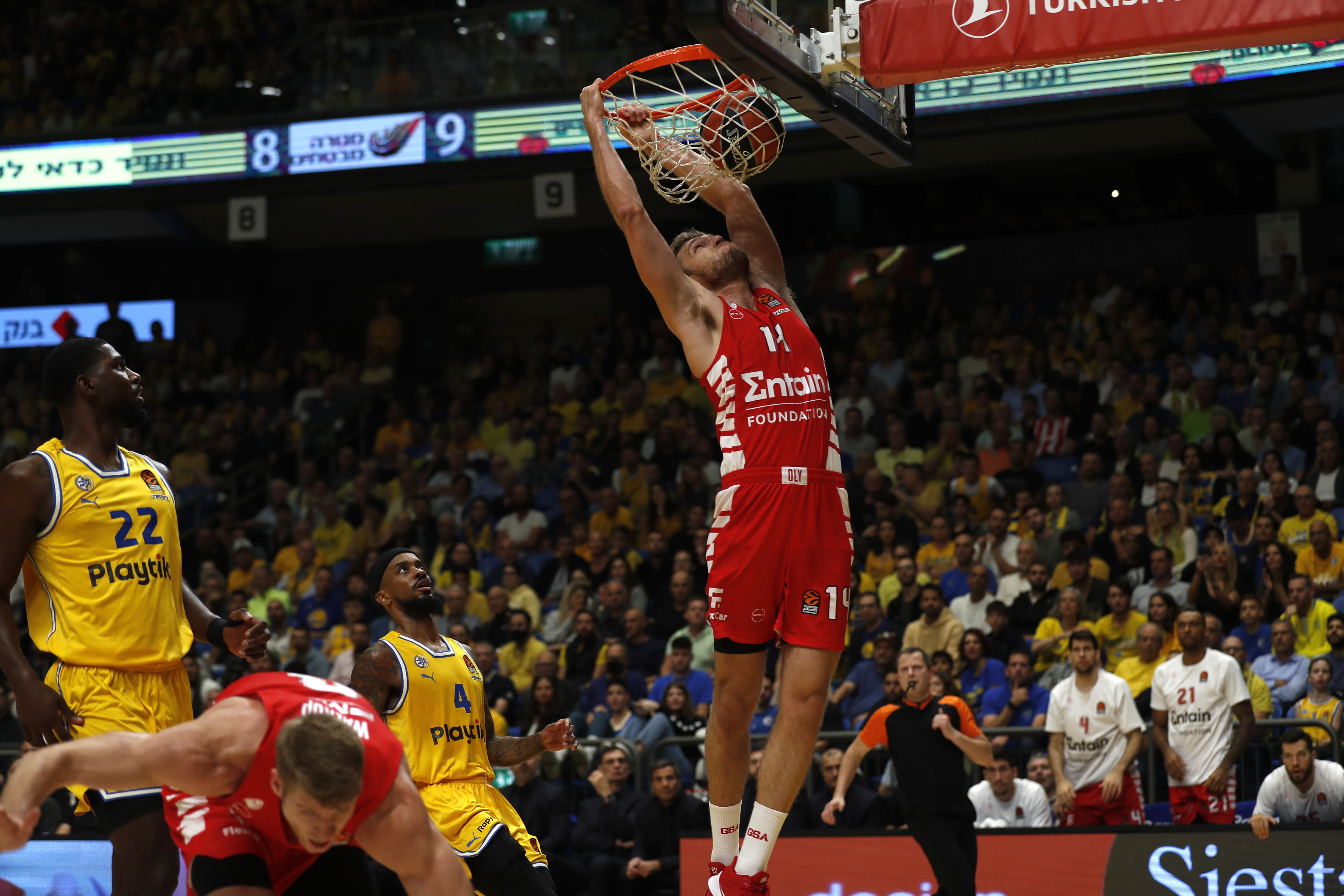 epa10321292 Sasha Vezenkov Of Olympiacos in action Maccabi Tel Aviv  during the Euroleague basketball match between Maccabi Tel Aviv and Olympiacos, in Tel Aviv, Israel, 22 November 2022.  EPA-EFE/ATEF SAFADI
