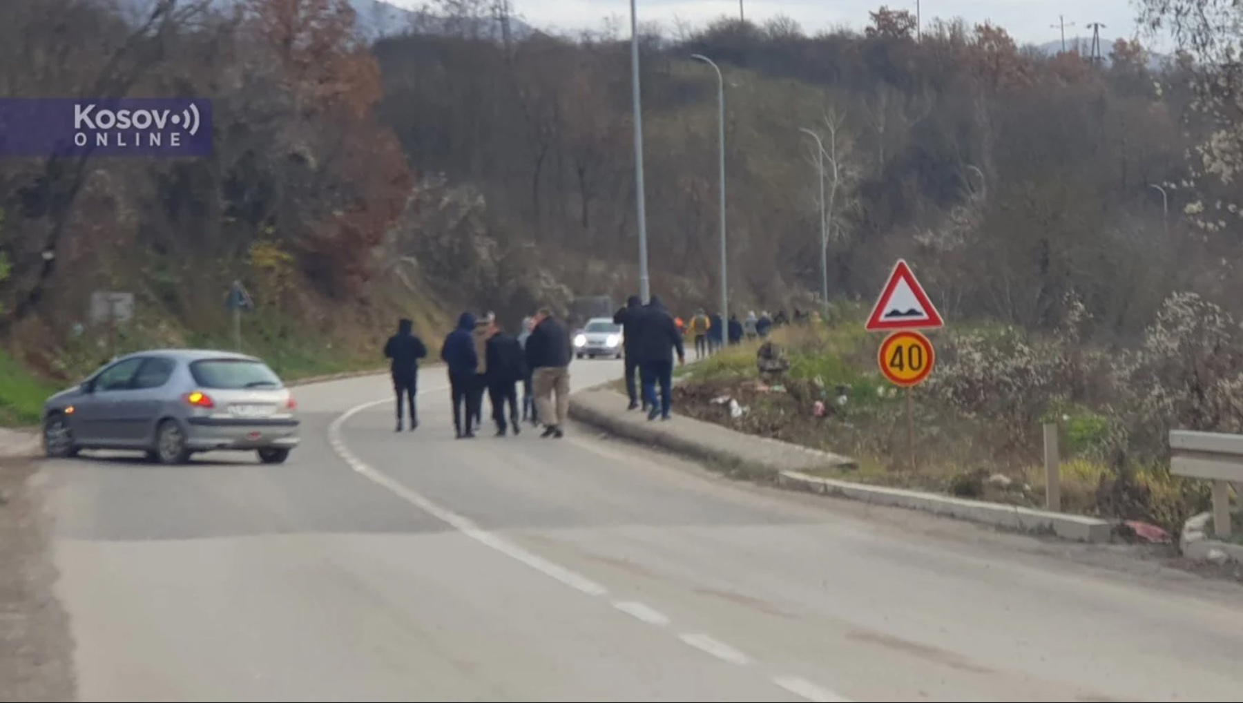 jarinje, Kosovo, Srbi postavljaju barikade