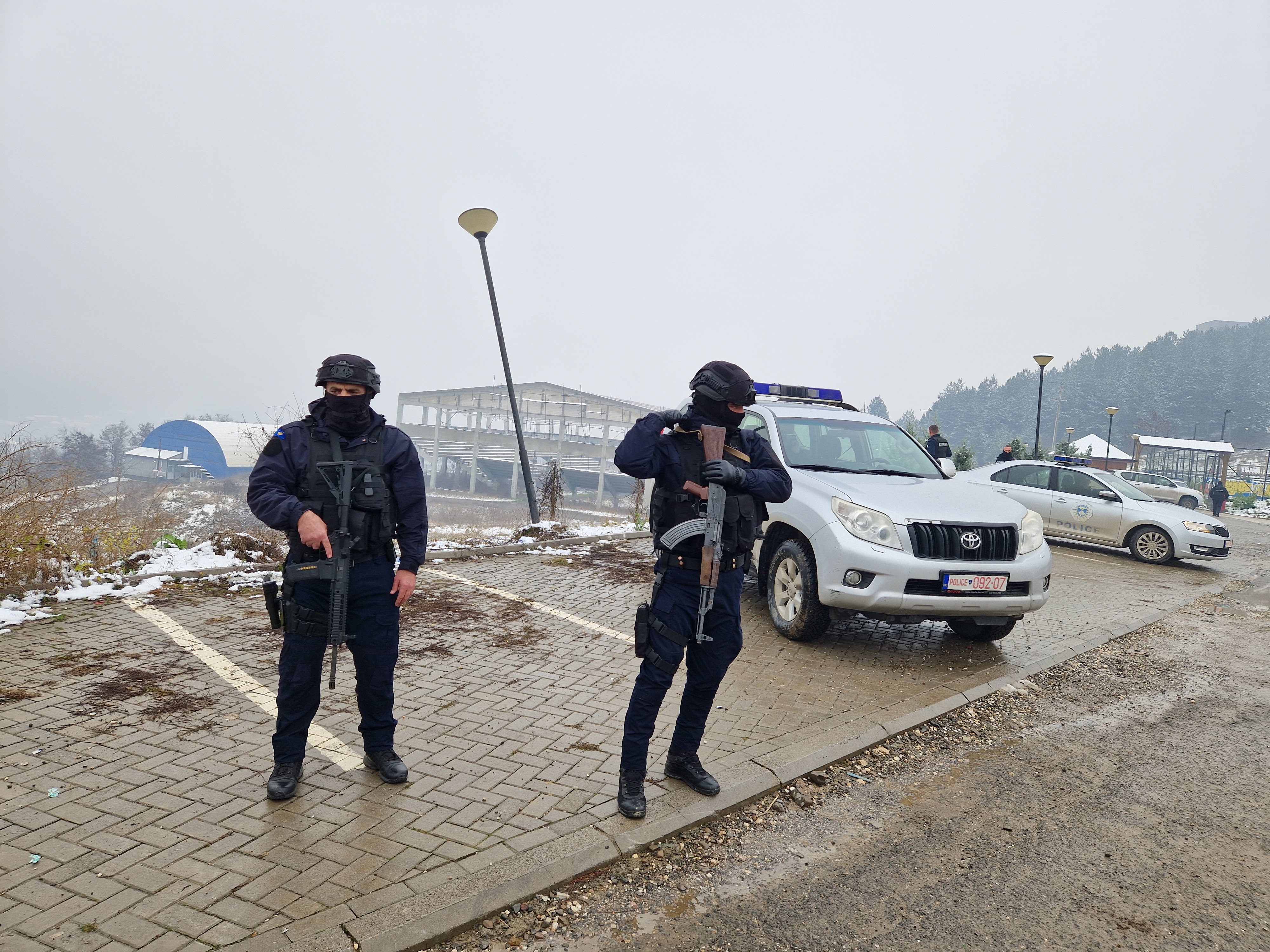 Kosovo i Metohija. U mitrovačkom naselju Mikronaselje dežuraju i kosovski policajci sa dugim cevima. Policija Foto: Nova.rs