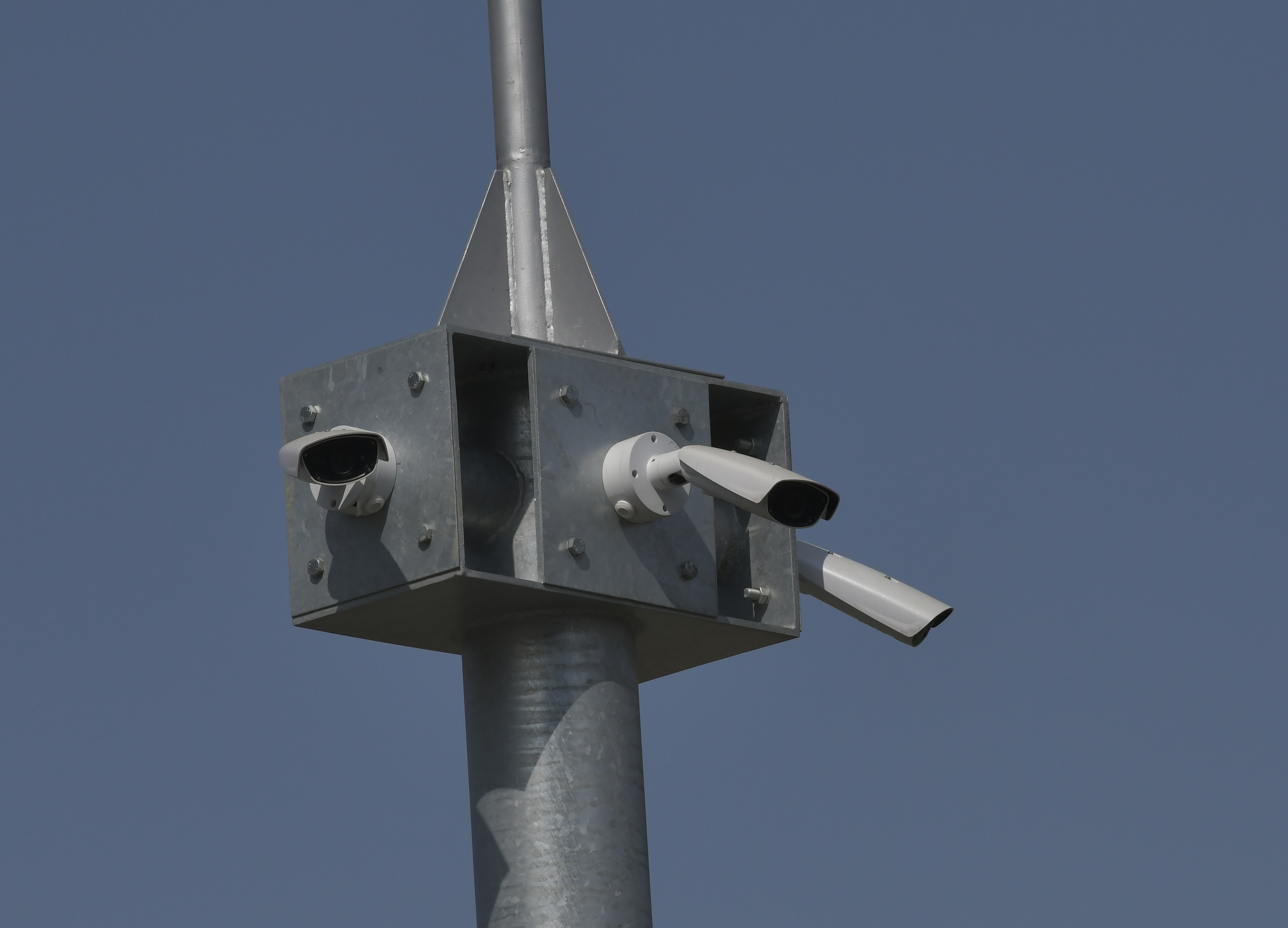 nadzorne kamere, kamere za pracenje saobracaja, ulicne kamere, kamera, posmatranje, osmatranje,